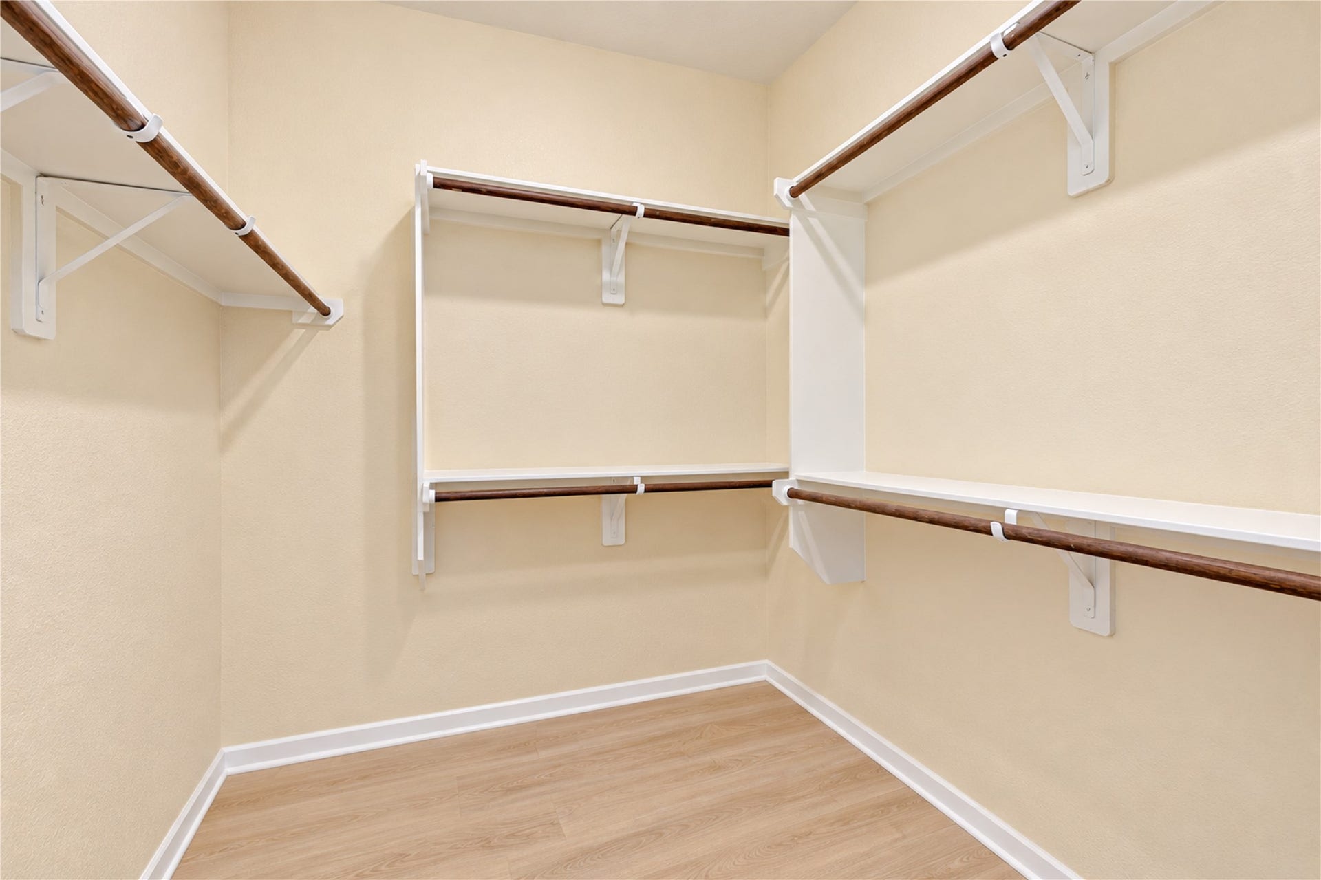 10147 Bayou Oaks Drive, Conroe, TX 77385 Primary Closet