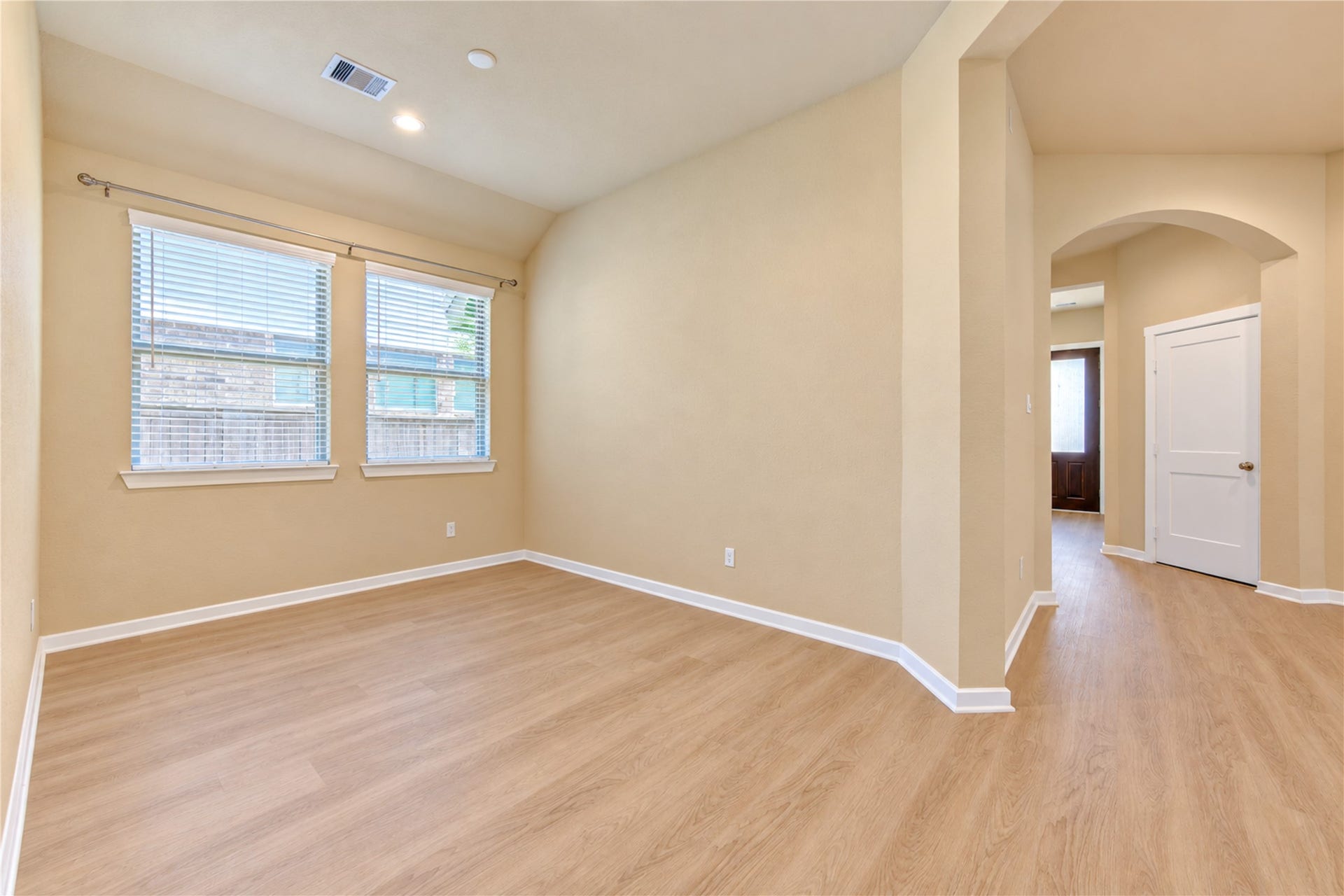 10147 Bayou Oaks Drive, Conroe, TX 77385 Dinning area