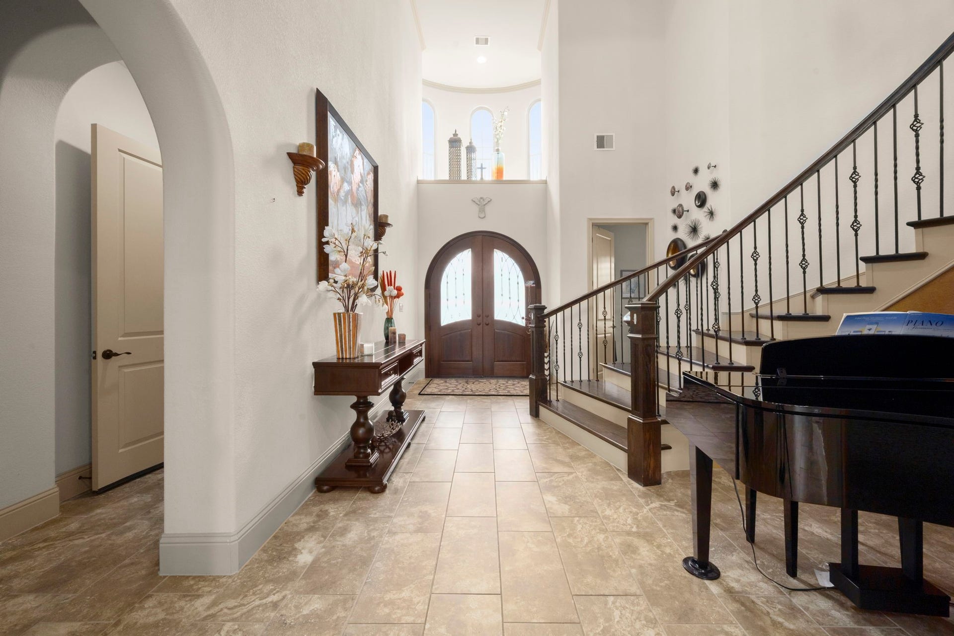 5103 Jackson Ponds Court, Sugar Land, TX 77479 This elegant entryway is enhanced by high ceilings and natural light. Creating a welcoming and luxurious atmosphere.