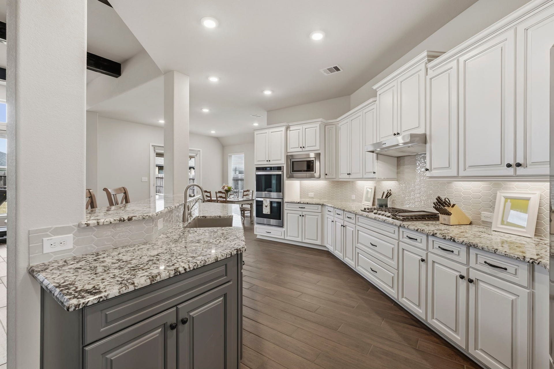 19314 Trotting Green Trail, Tomball, TX 77377 Lots and lots of counter space and cabinets in this amazing kitchen