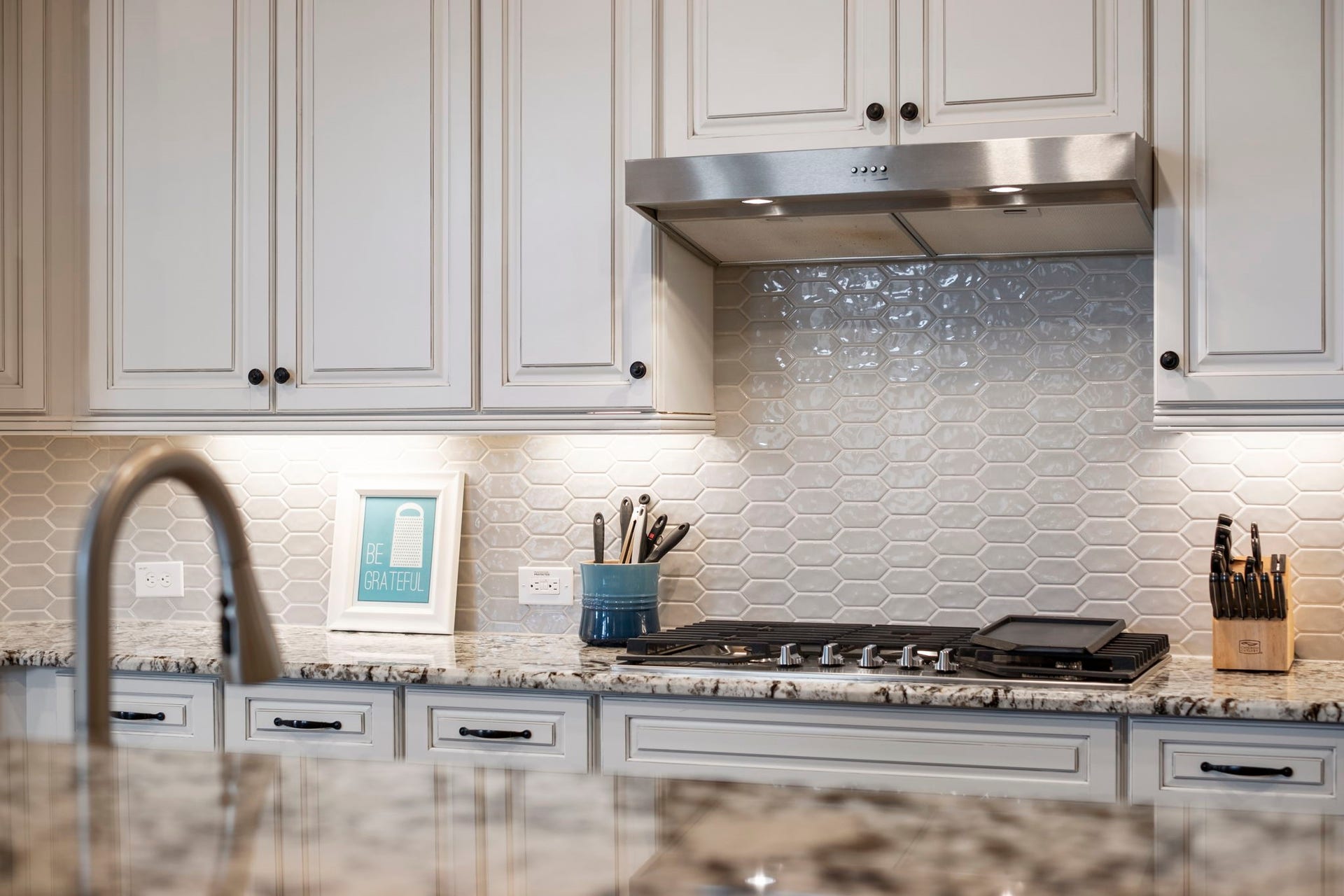 19314 Trotting Green Trail, Tomball, TX 77377 Glossy ceramic picket backsplash compliments the granite countertops perfectly