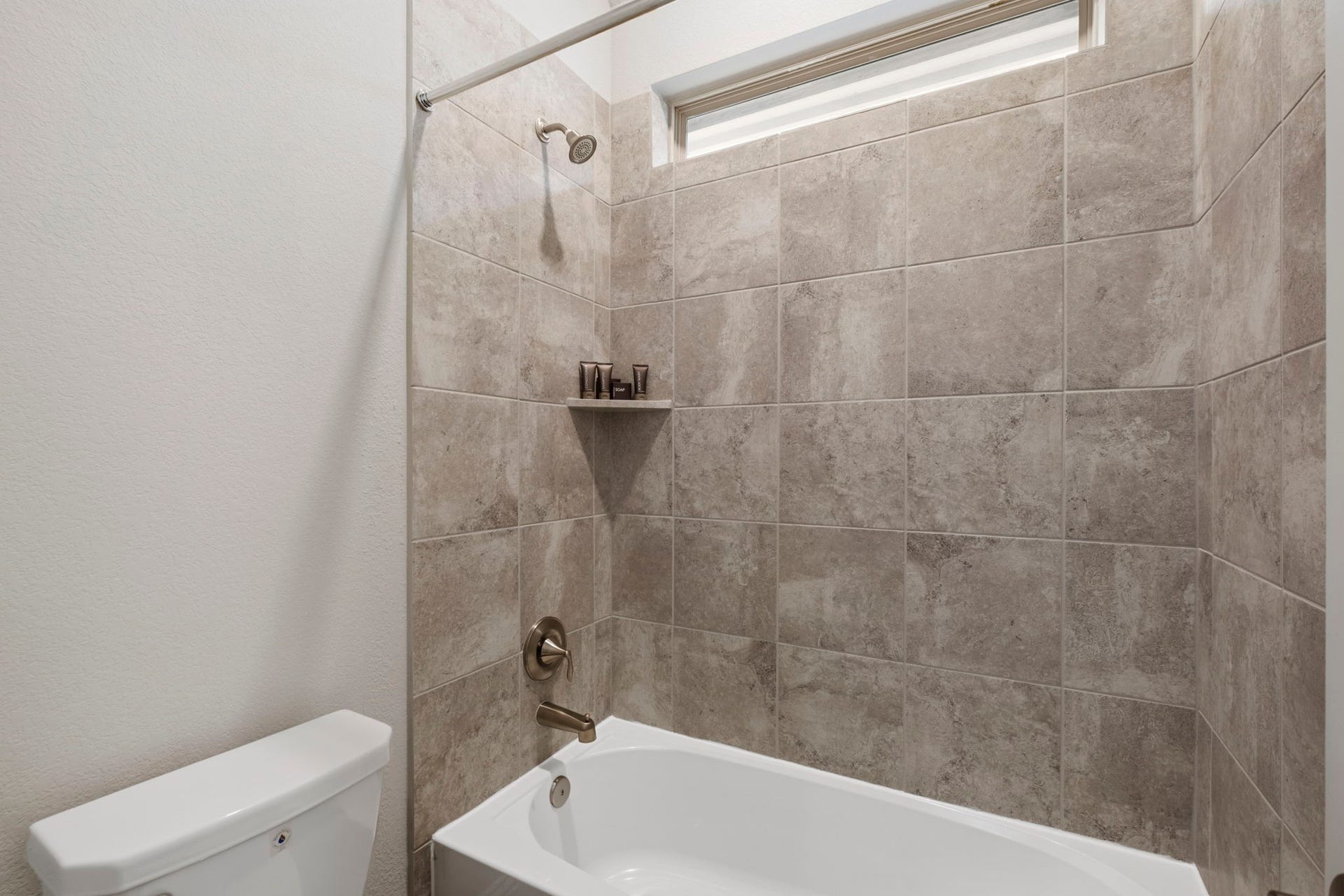 19314 Trotting Green Trail, Tomball, TX 77377 The combo shower/tub in the shared bathroom