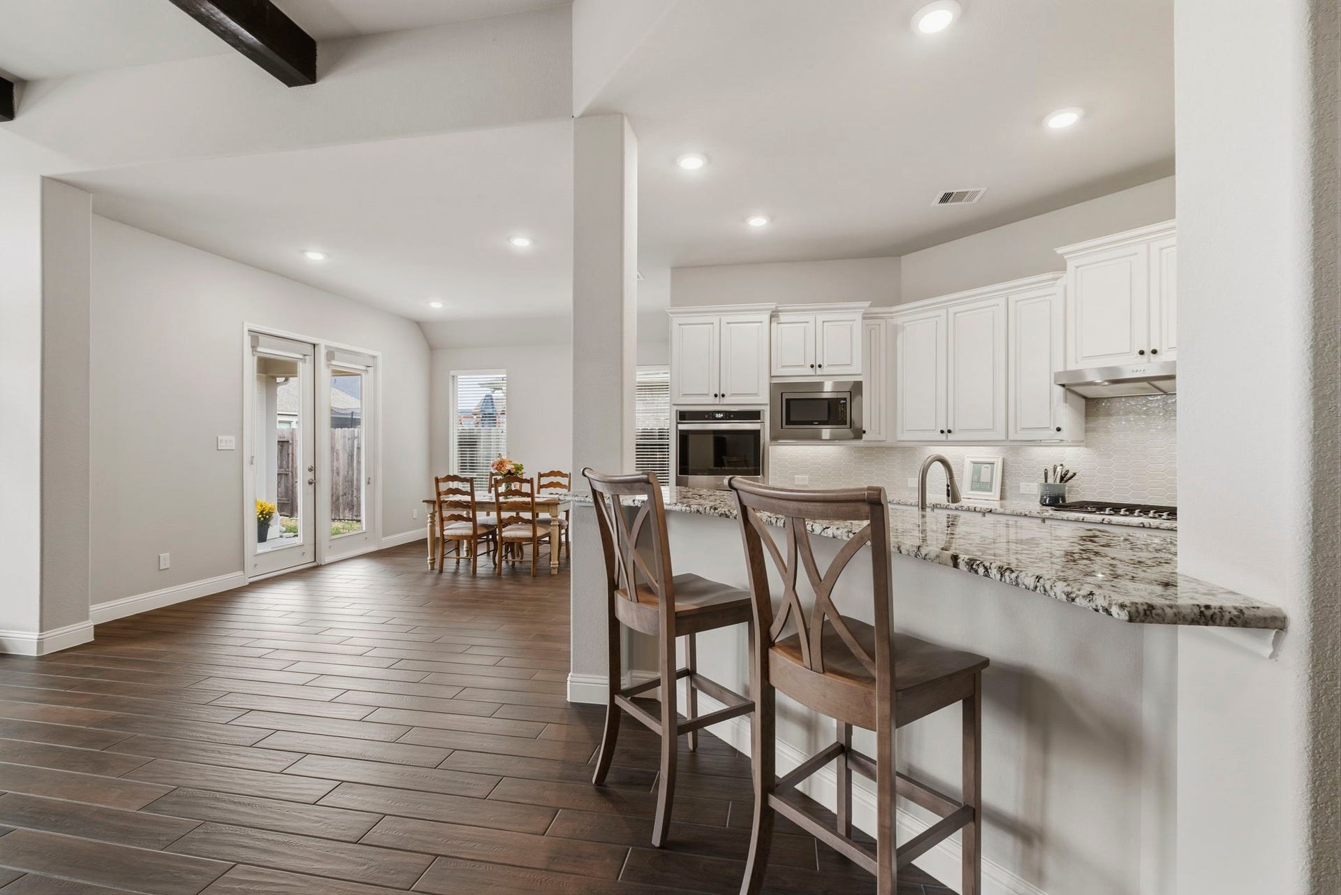 19314 Trotting Green Trail, Tomball, TX 77377 Convenient breakfast counter