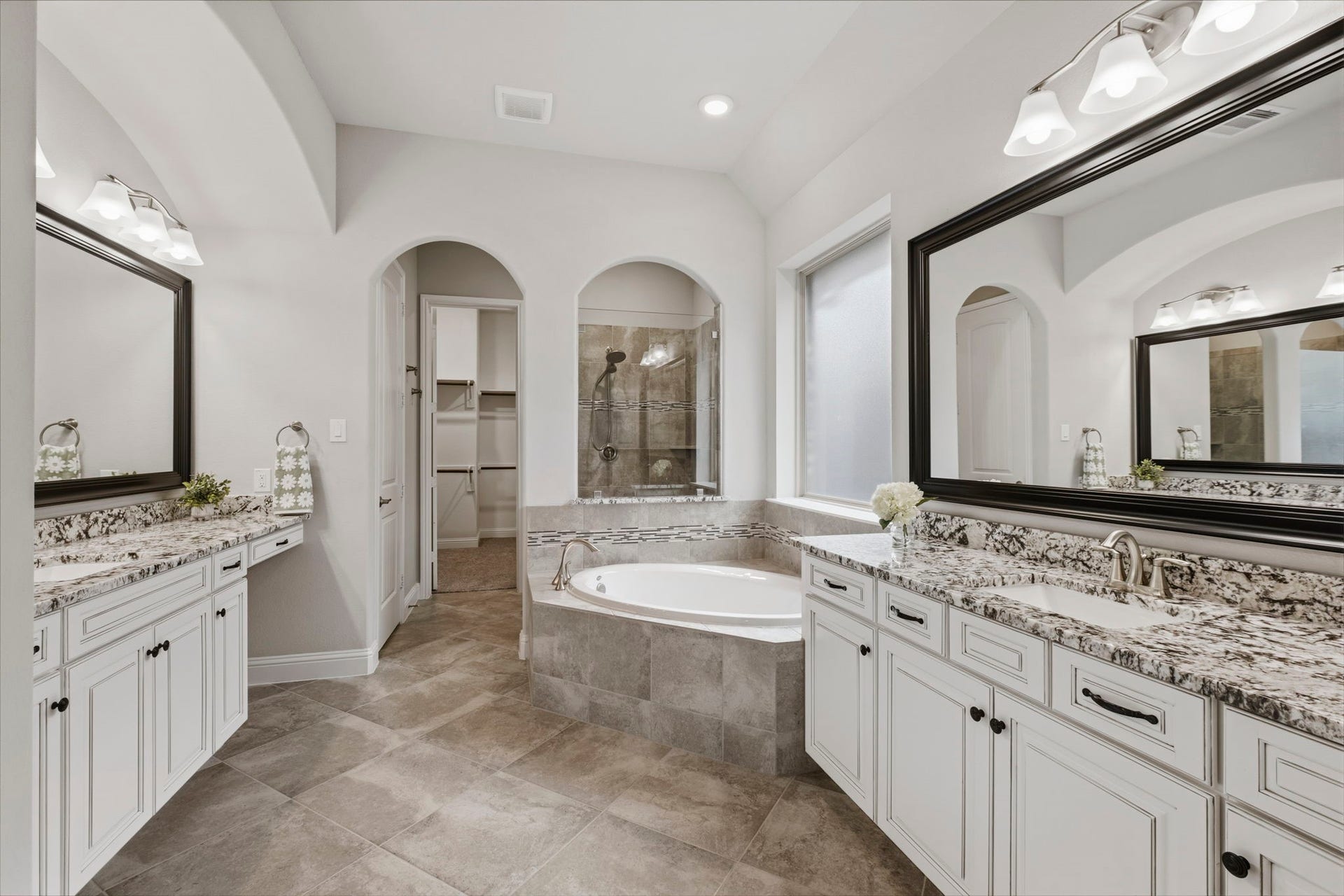 19314 Trotting Green Trail, Tomball, TX 77377 Double vanities with lots of counter space. Framed mirrors. Large soaker tub