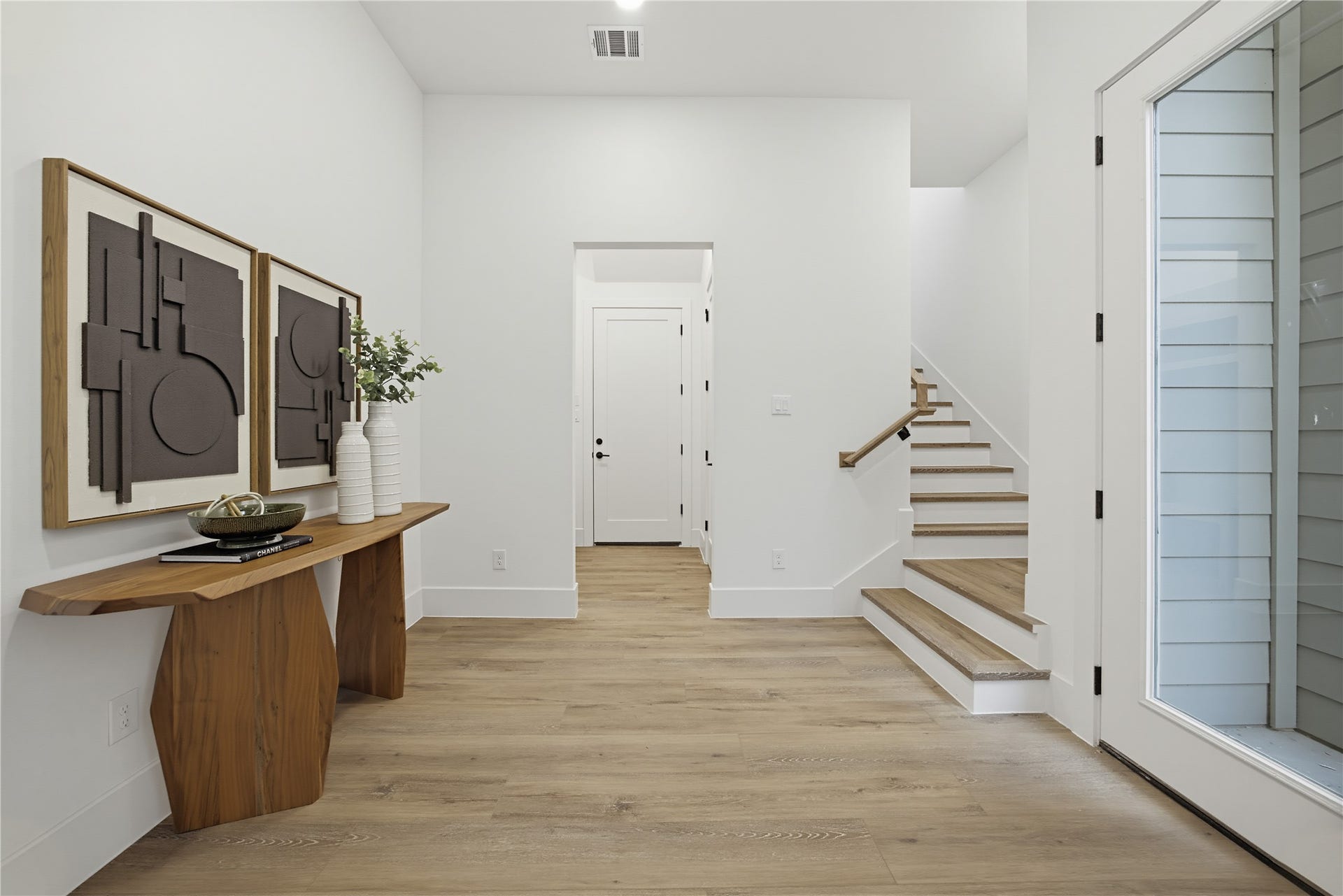1004 E 35th Street, Houston, TX 77022 Bright and welcoming foyer and an elegant staircase leading to the upper level.