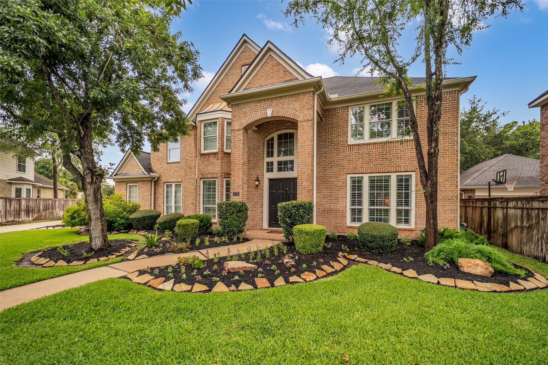 8703 Stones Throw Lane, Missouri City, TX 77459 Zoned to
award winning Scanlan Oaks
Elementary, Thornton Middle, and
Ridge Point High School.
