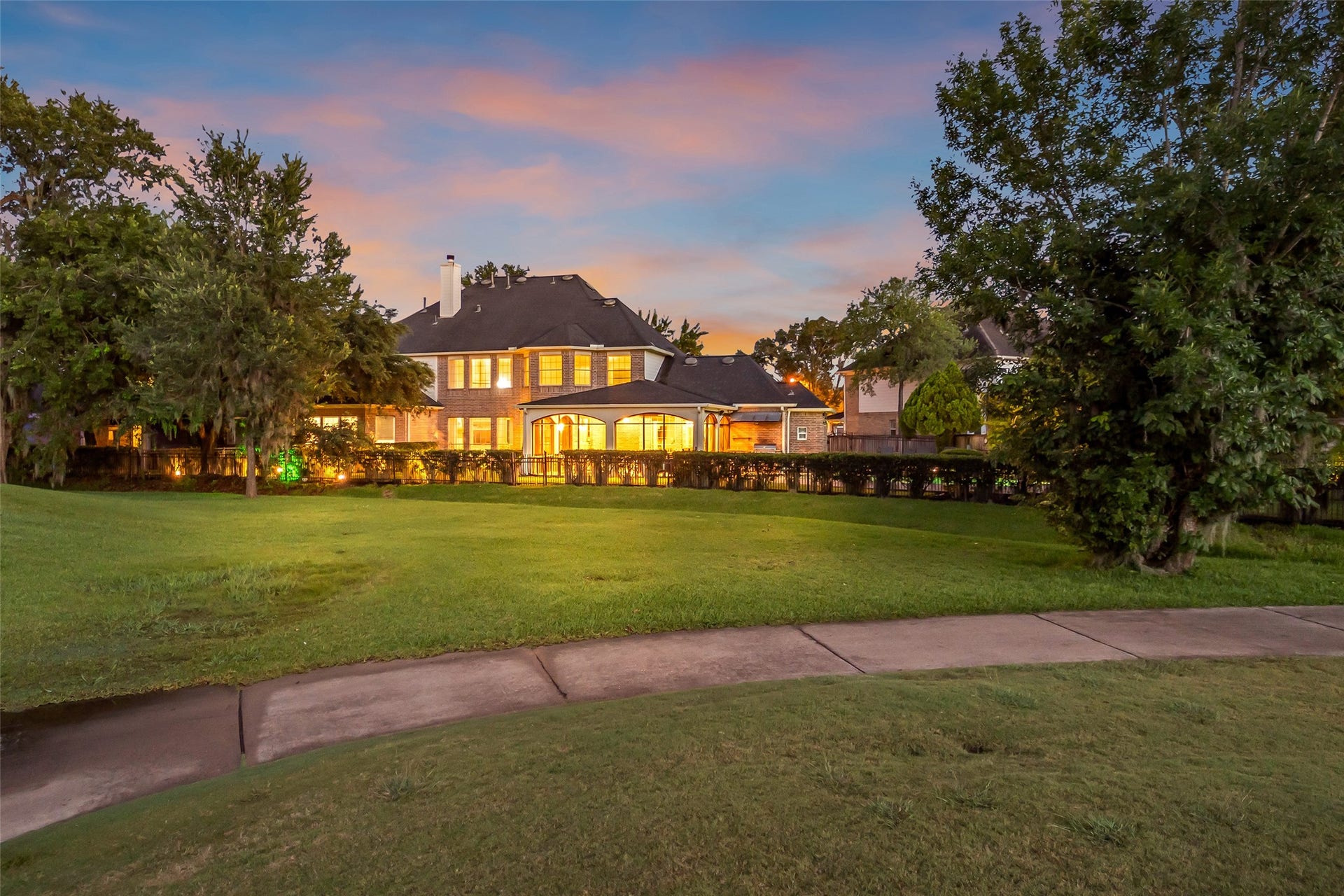 8703 Stones Throw Lane, Missouri City, TX 77459 Enjoy beautiful sunsets!