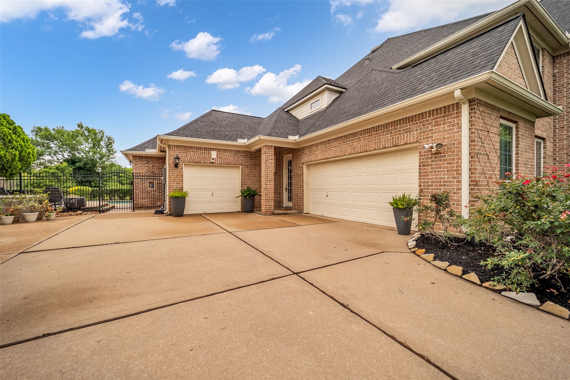 8703 Stones Throw Lane, Missouri City, TX 77459 Enjoy the 3-car garage - perfect for your cars and toys!