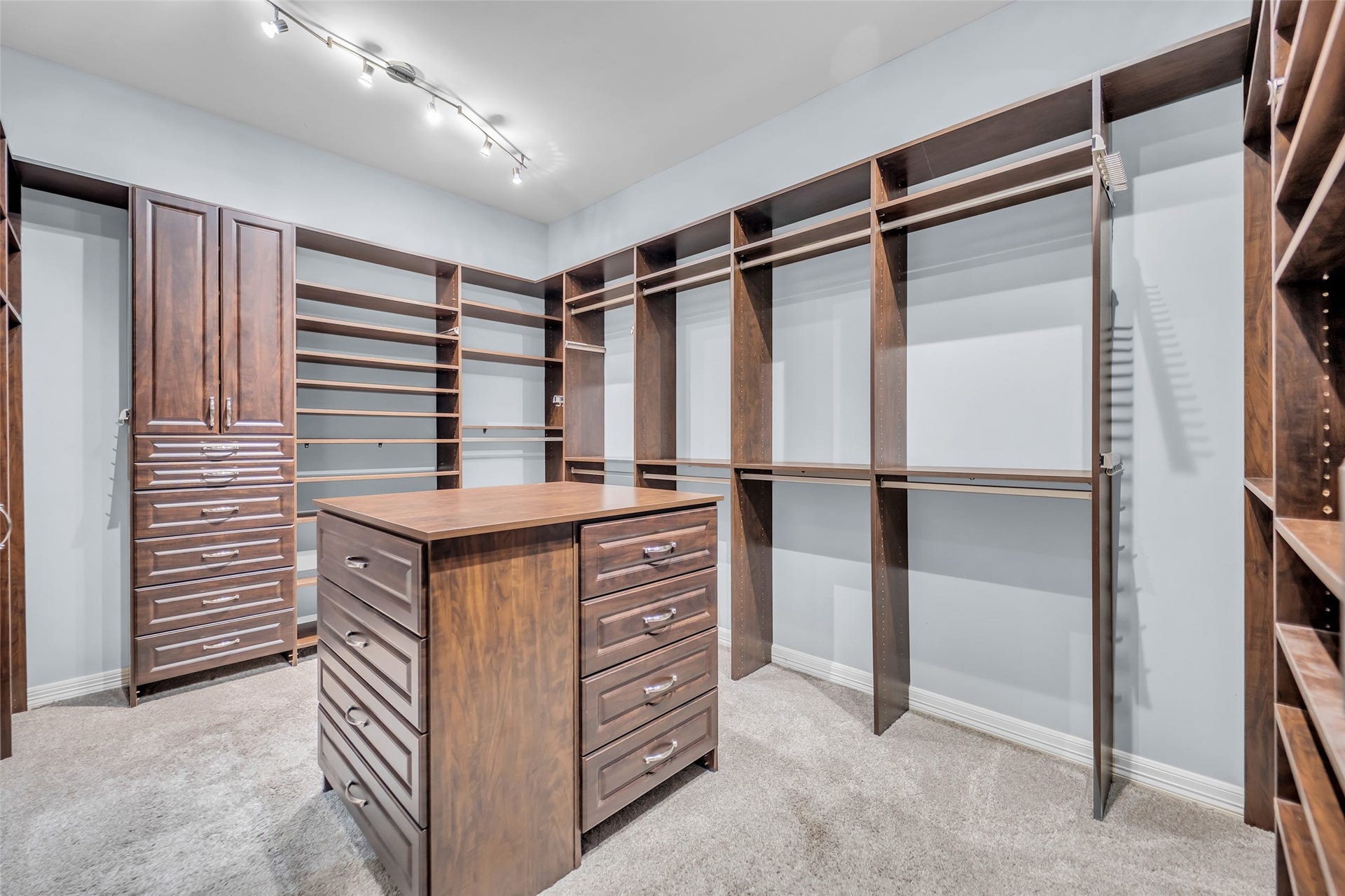 8703 Stones Throw Lane, Missouri City, TX 77459 Walk-in closet with custom shelving and dresser!