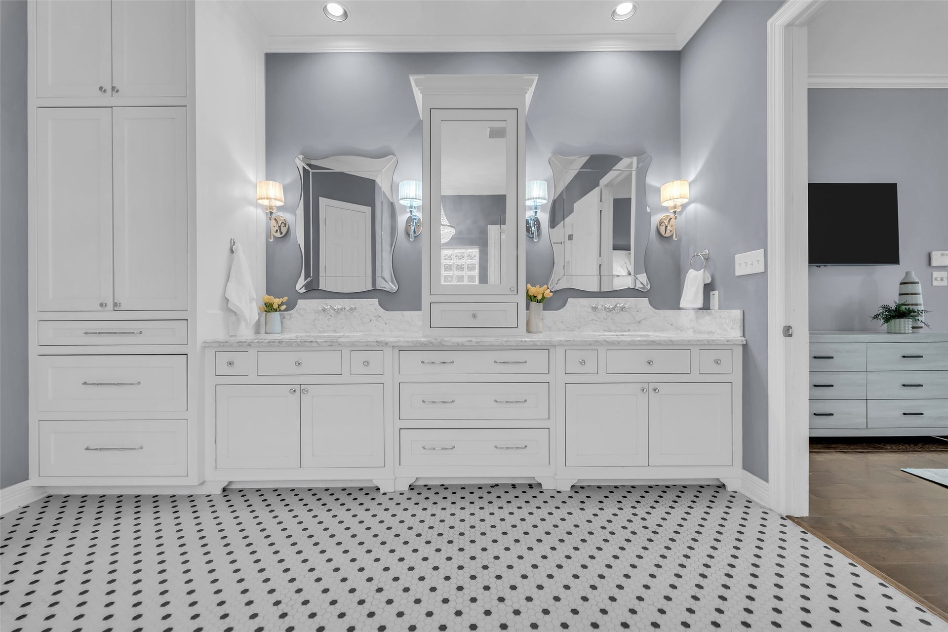 8703 Stones Throw Lane, Missouri City, TX 77459 Plenty of space and cabinets!