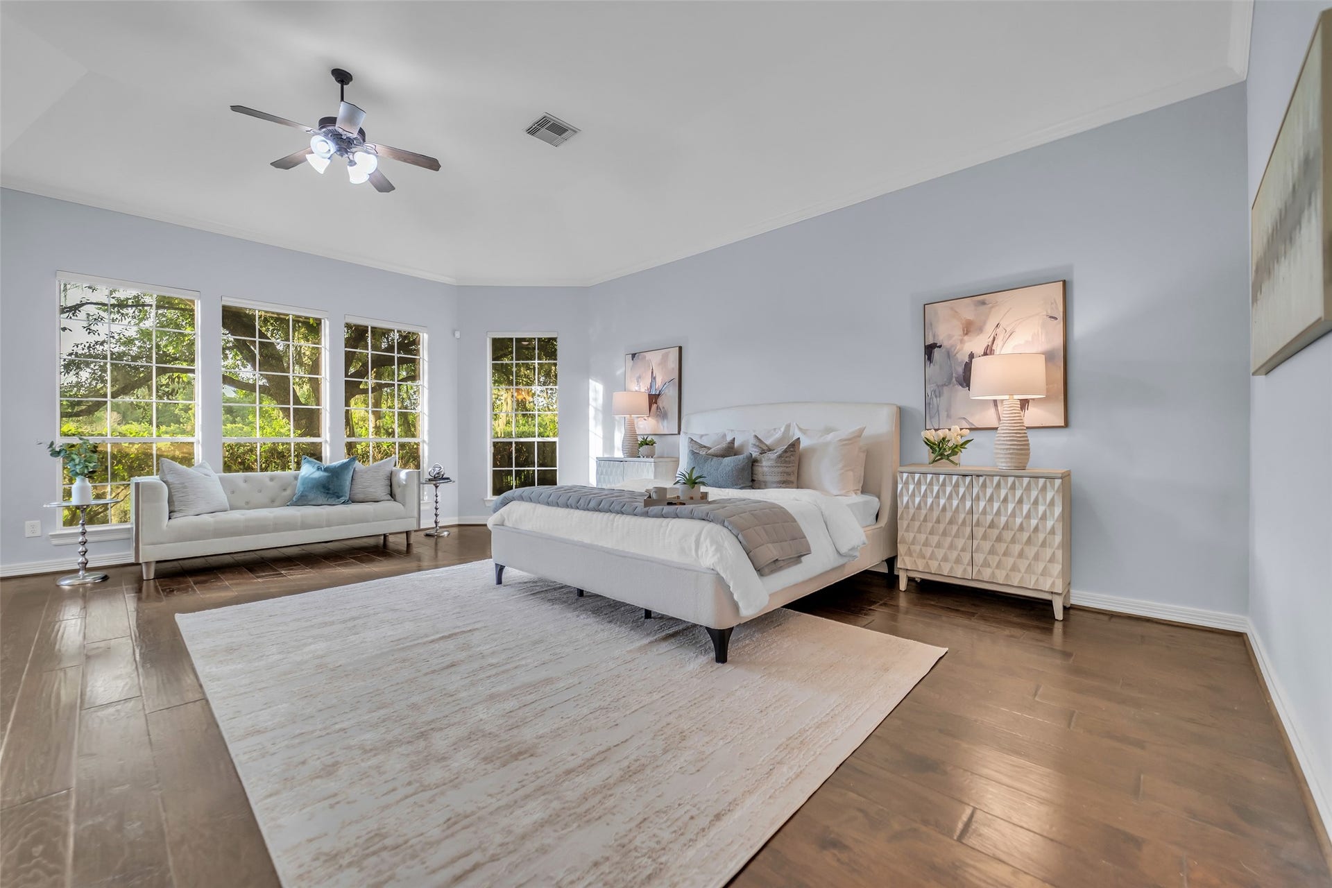 8703 Stones Throw Lane, Missouri City, TX 77459 The primary bedroom features high ceilings, beautiful windows offering plenty of natural light, space for any bedroom set, engineered wood flooring and ensuite bathroom.