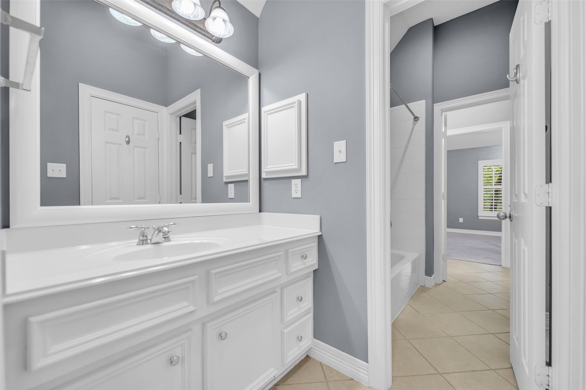 8703 Stones Throw Lane, Missouri City, TX 77459 Upstairs Jack and Jill bath each side has it's own vanity with cultured marble countertops and tile flooring.
surround