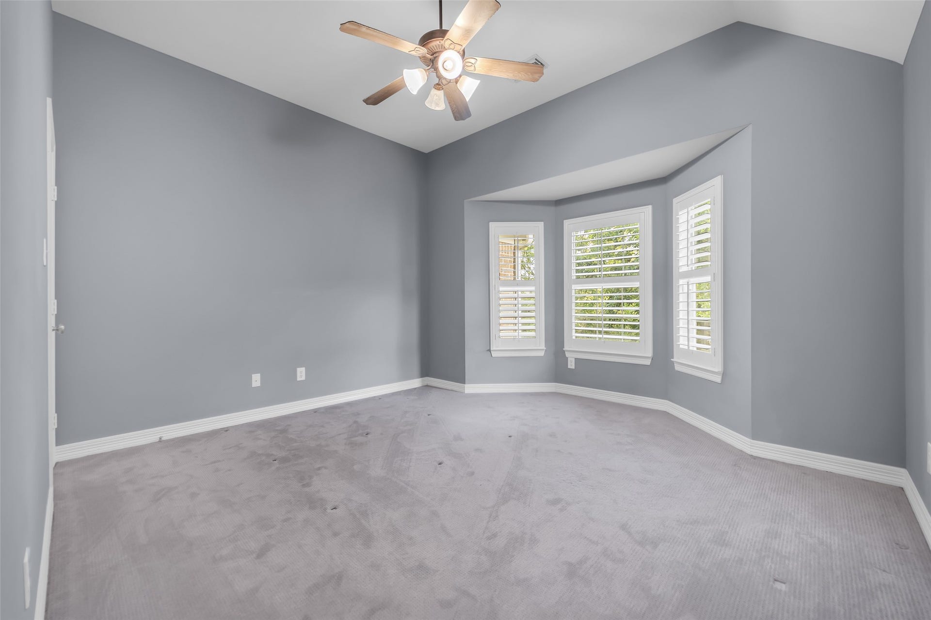 8703 Stones Throw Lane, Missouri City, TX 77459 Upstairs bedroom 2 with carpet flooring Plantation shutters, light- fan and a walk-in closet with closet system.