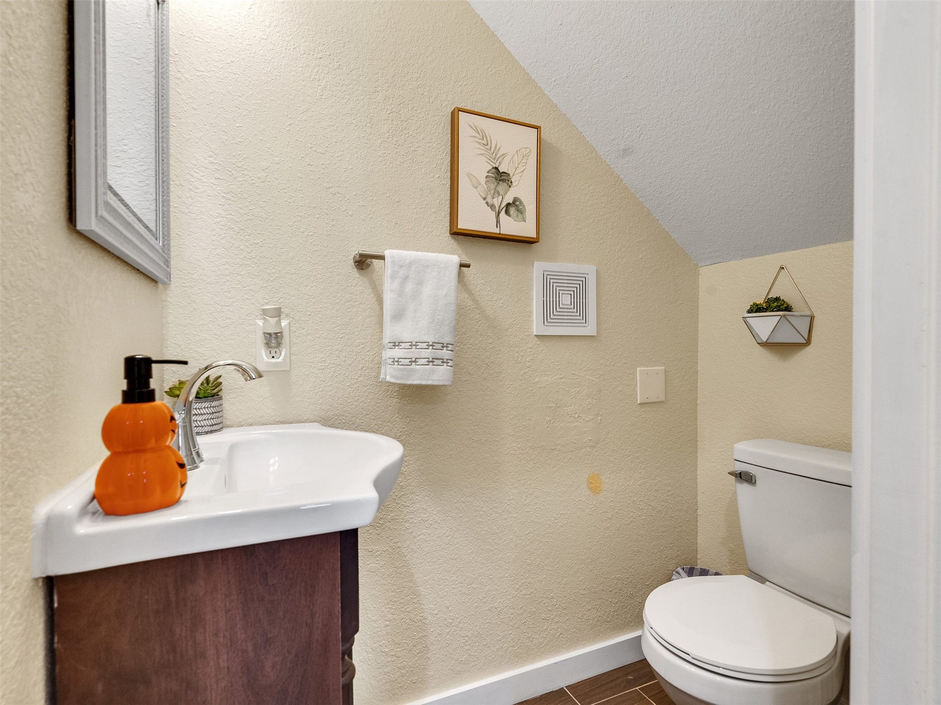 16984 W Juneau, Montgomery, TX 77316 Half Bathroom next to living room- Medio bano para sus invitados cerca a la sala