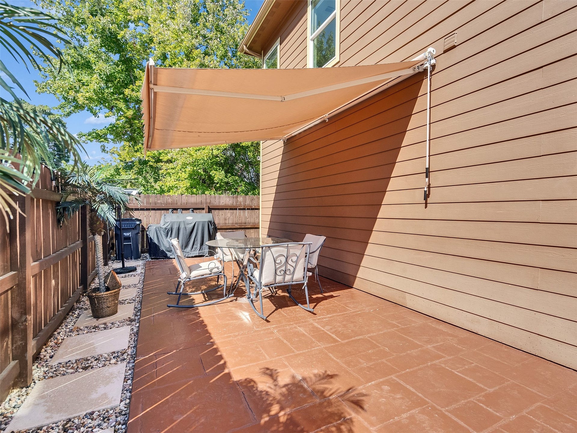 16984 W Juneau, Montgomery, TX 77316 Can you appreciate this amazin side courtyard- Favor de notar el detalle en este hermoso patio cubierto lateral perfecto para pasar las tardes con su familia