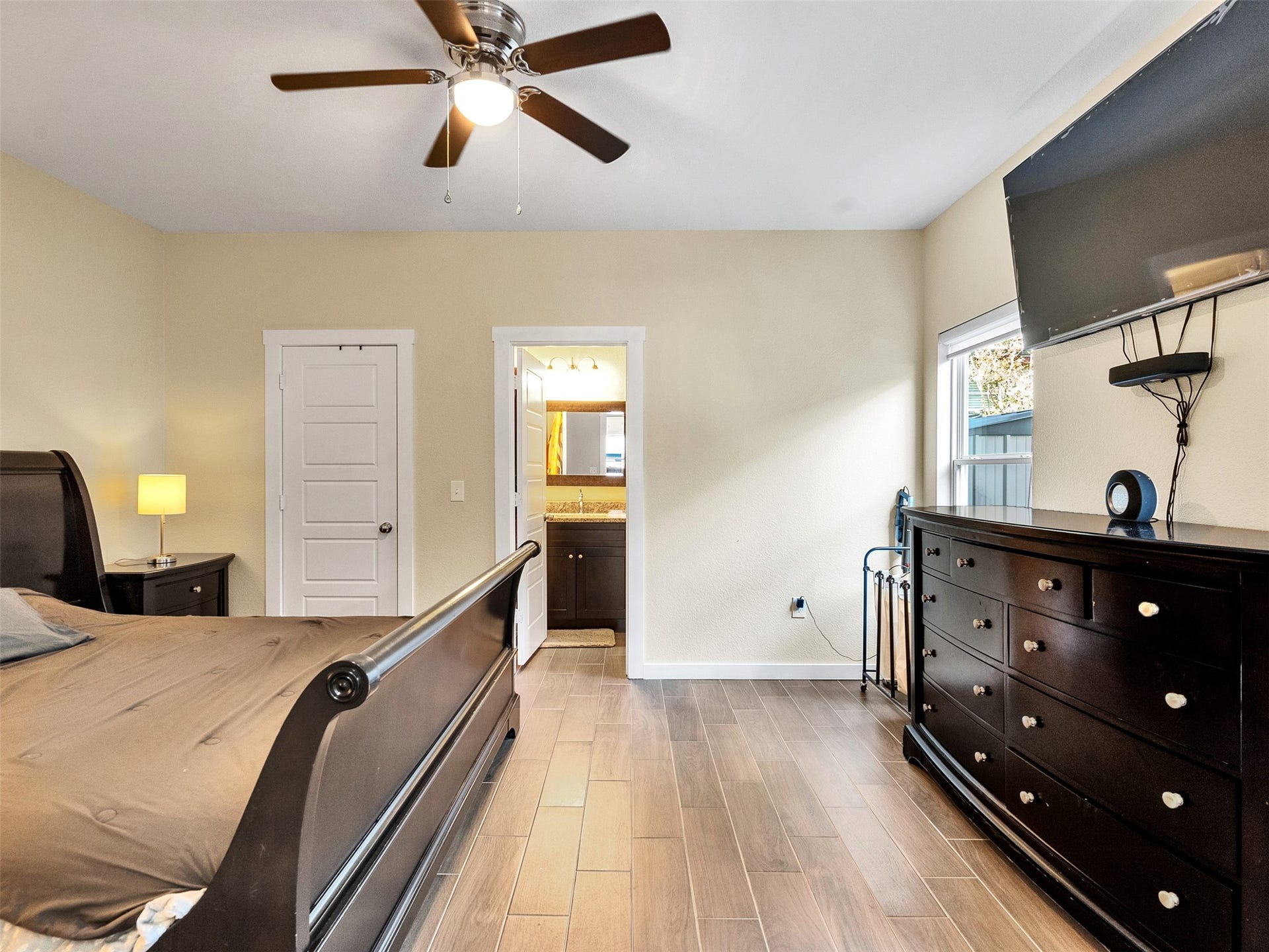 16984 W Juneau, Montgomery, TX 77316 Principal bedroom downstairs- Cuarto principal en el primer piso