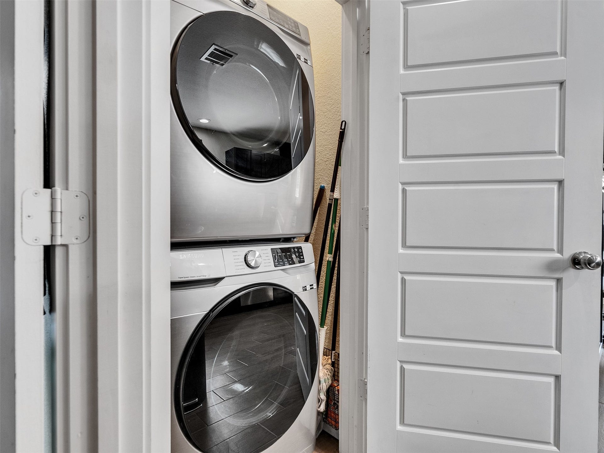 16984 W Juneau, Montgomery, TX 77316 Laundry room- Lavanderia de ropas
