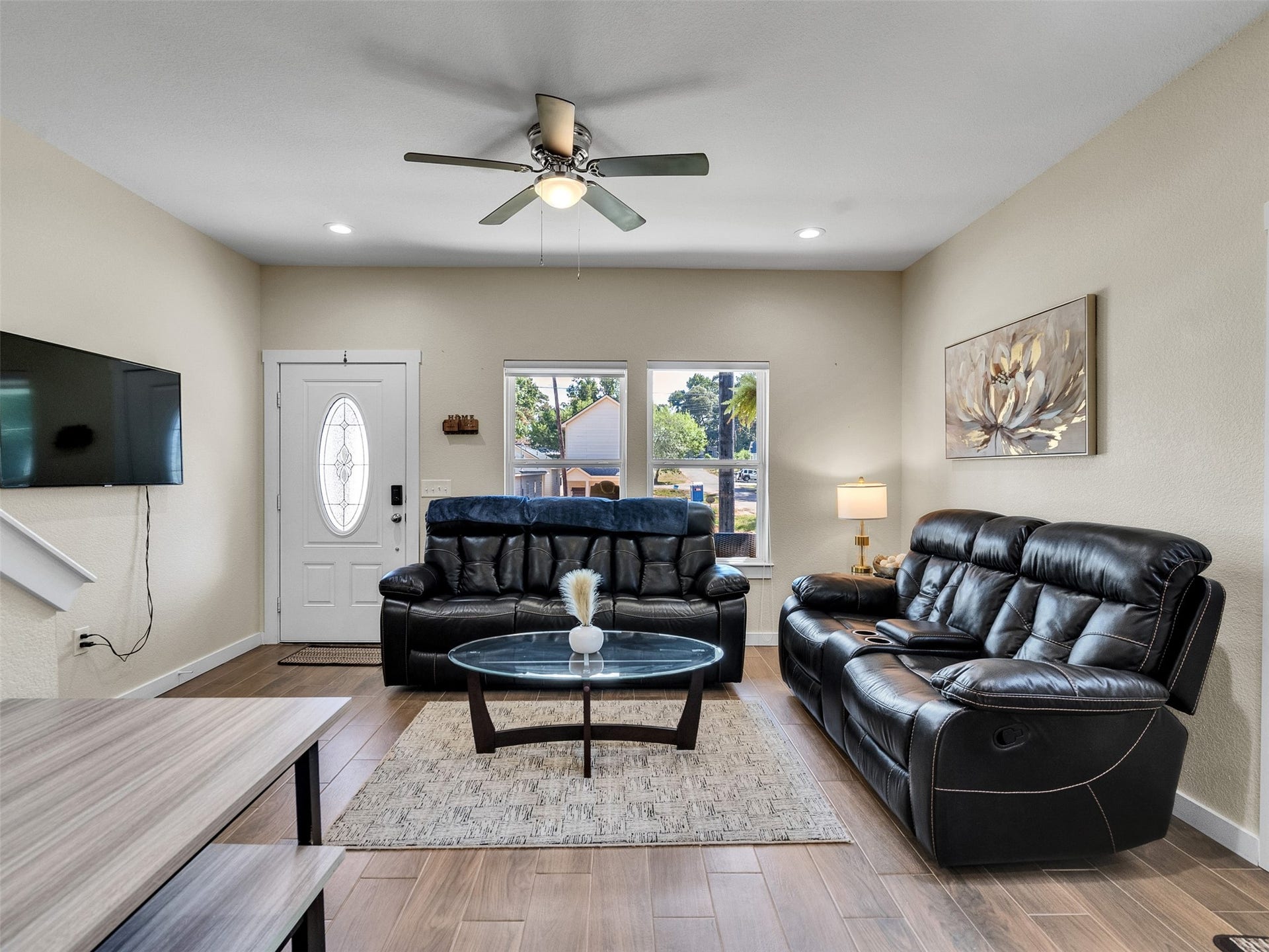 16984 W Juneau, Montgomery, TX 77316 View to the living room from the Kitchen area- Vista de su sala amplia desde la cocina