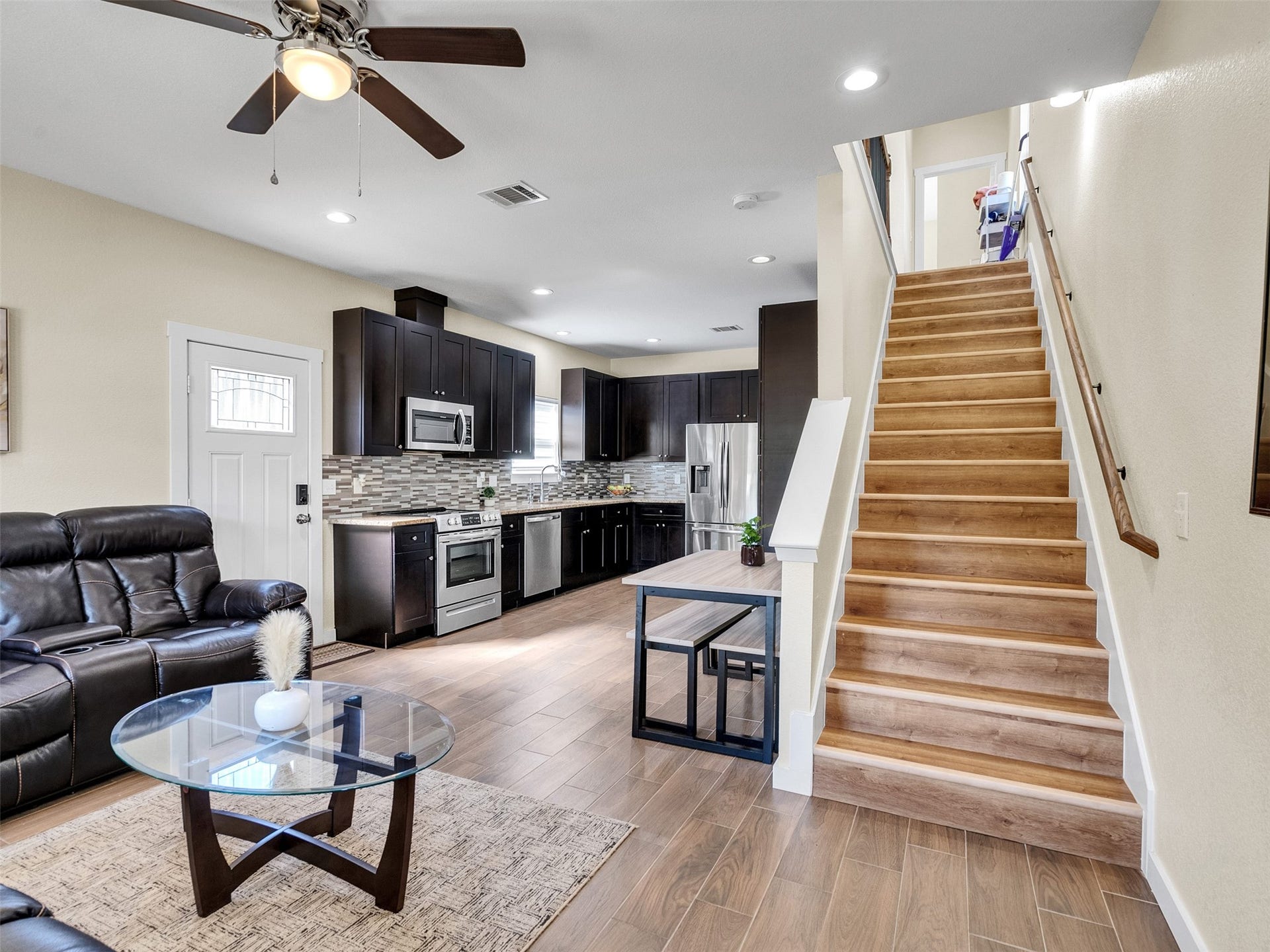 16984 W Juneau, Montgomery, TX 77316 Spacious Living Area - Espaciosa sala a la entrada de su casa
