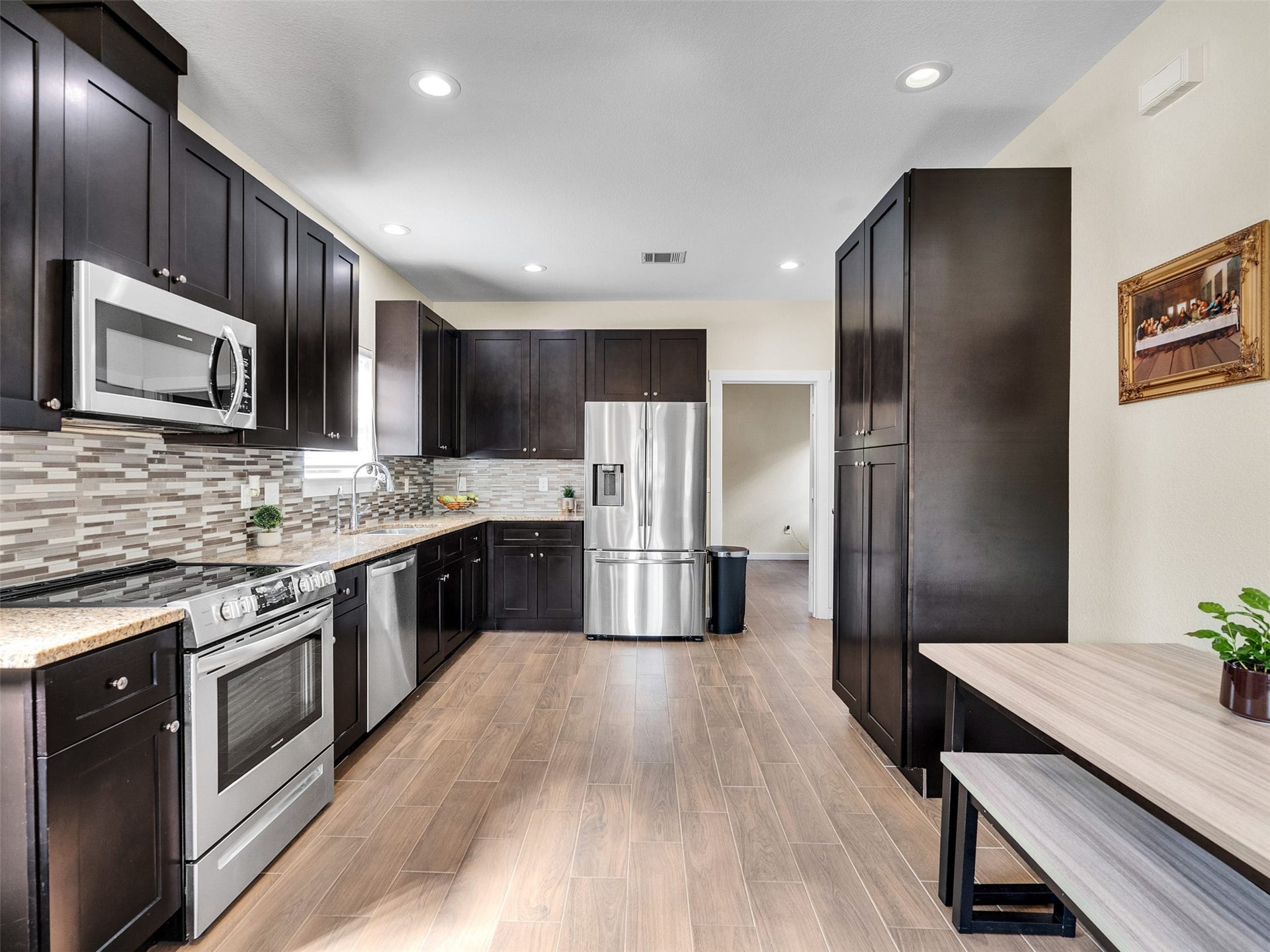 16984 W Juneau, Montgomery, TX 77316 Spacious Kitchen with Lots of cabinets, all appliances included and half bathroom - Hermosa cocina con bastantes cabinetes y medio bano para sus invitados