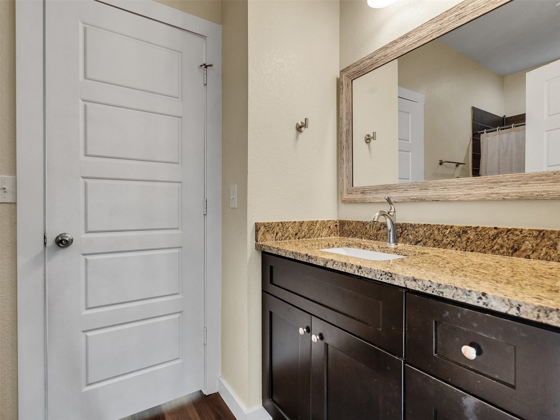 16984 W Juneau, Montgomery, TX 77316 Secondary bathroom upstairs- Bano secundario completo en el segundo piso