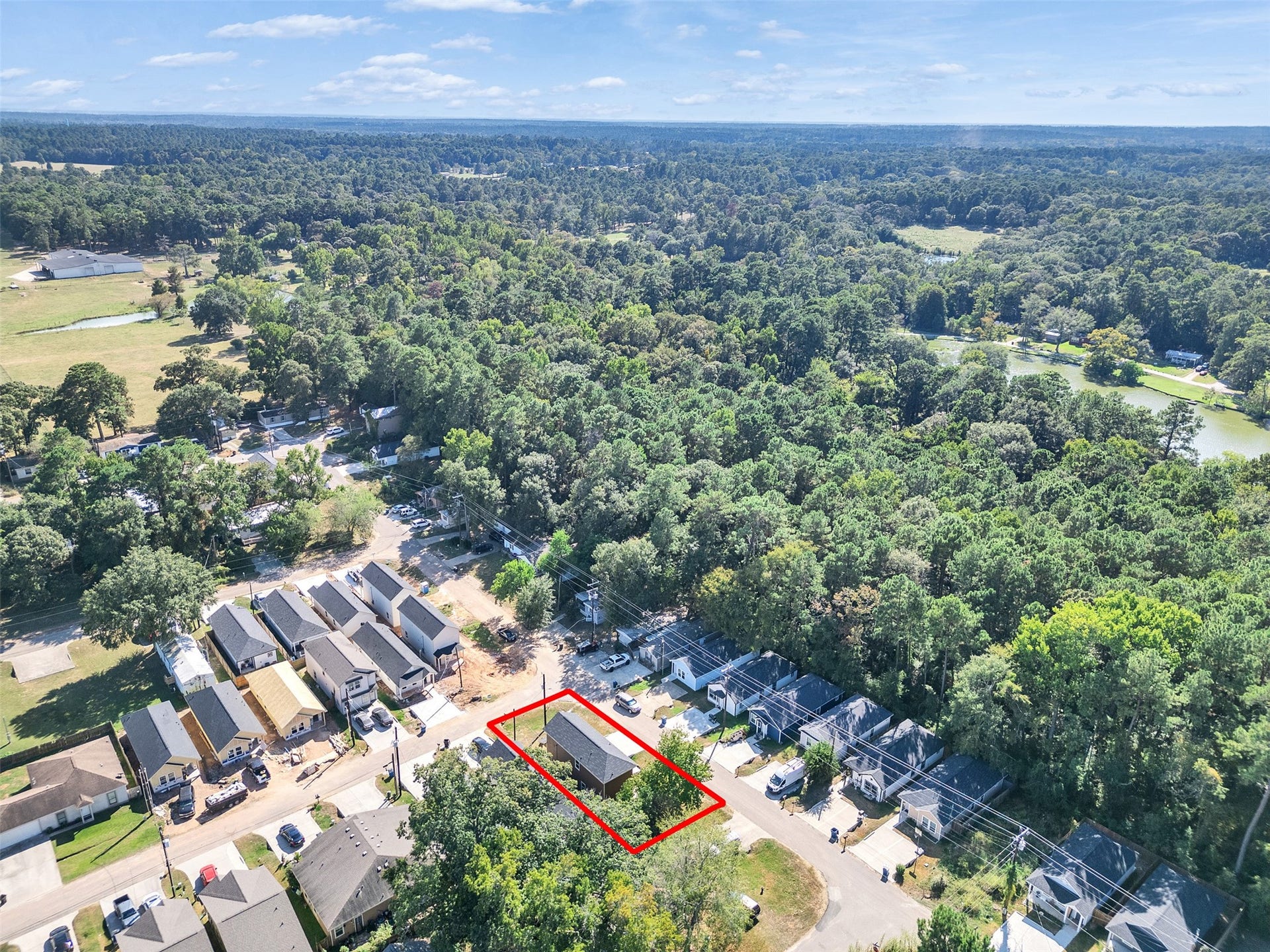 16984 W Juneau, Montgomery, TX 77316 Just minutes from Lake Conroe and all its amenities- Cerca a Lake Conroe area de gran crecimiento y fuente de trabajo