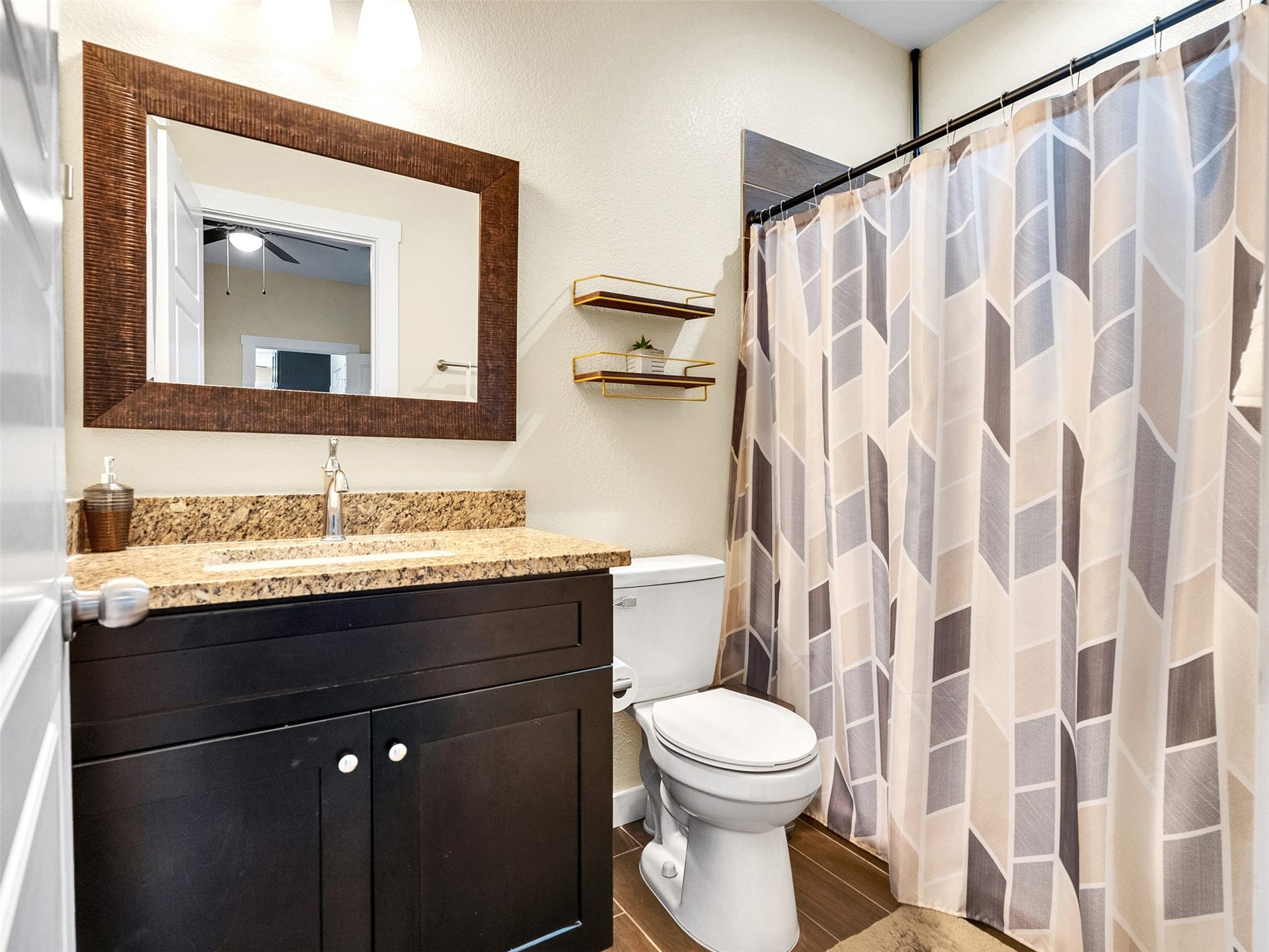 16984 W Juneau, Montgomery, TX 77316 Primary Bathroom- Bano de el cuarto principal