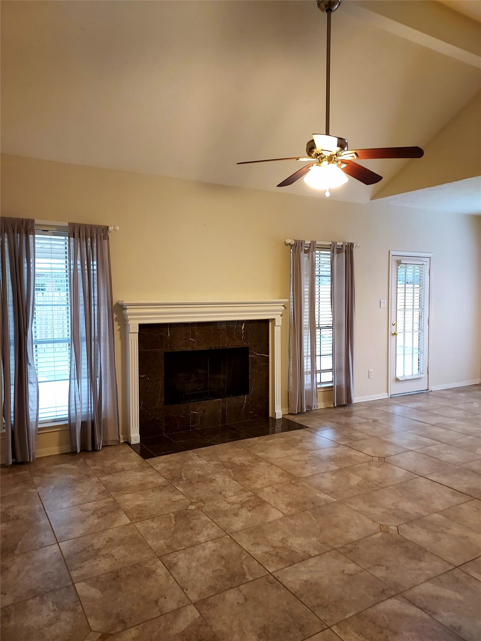 10611 Vandercroft Court, Houston, TX 77070 Family/Fireplace