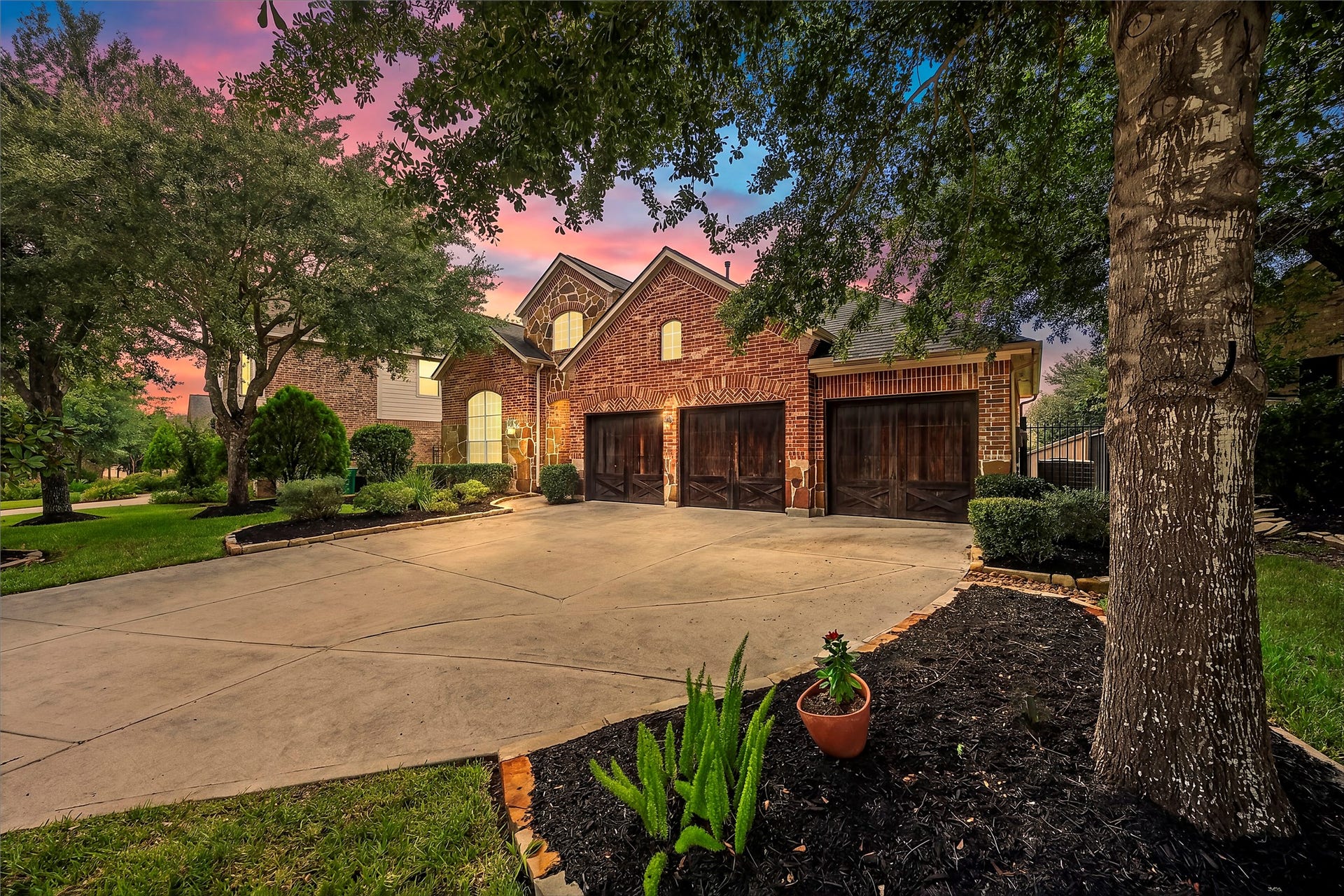 35 Woodmoor Place, Magnolia, TX 77354