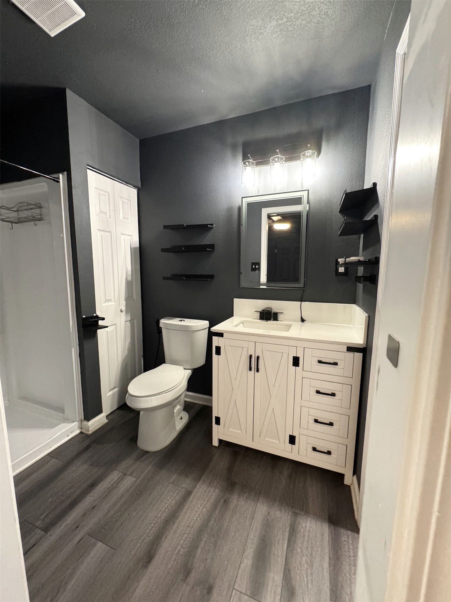 7403 Backstrom Street, Hitchcock, TX 77563 Primary bath