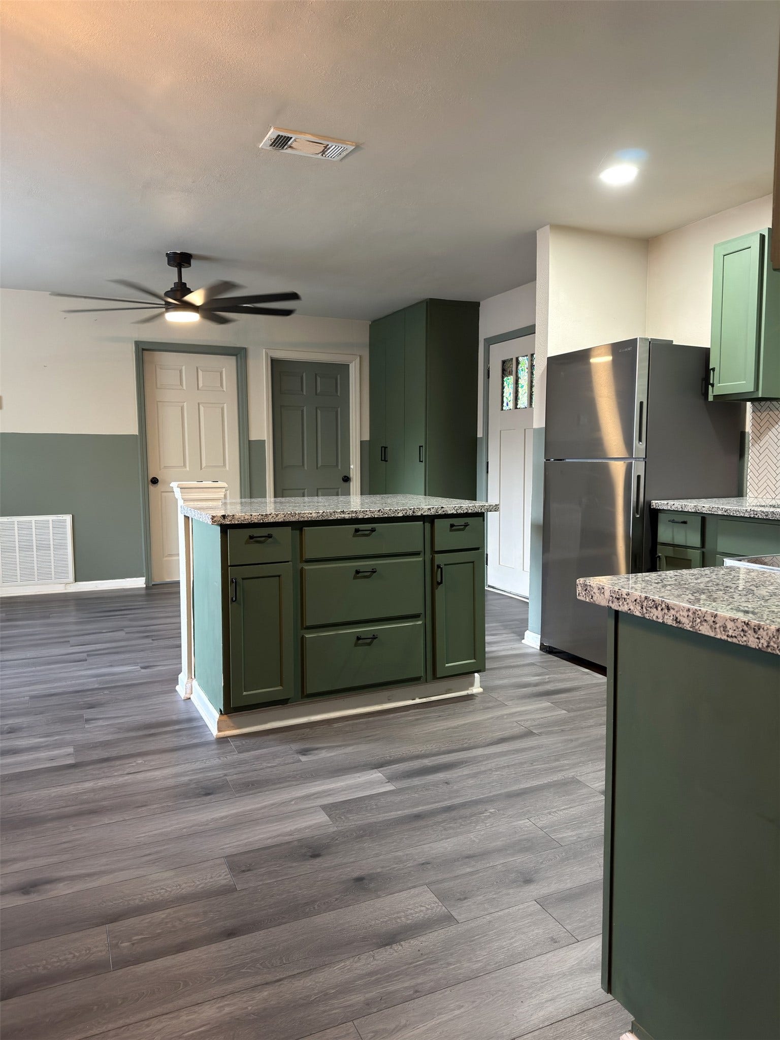 7403 Backstrom Street, Hitchcock, TX 77563 Beautifully open concept kitchen