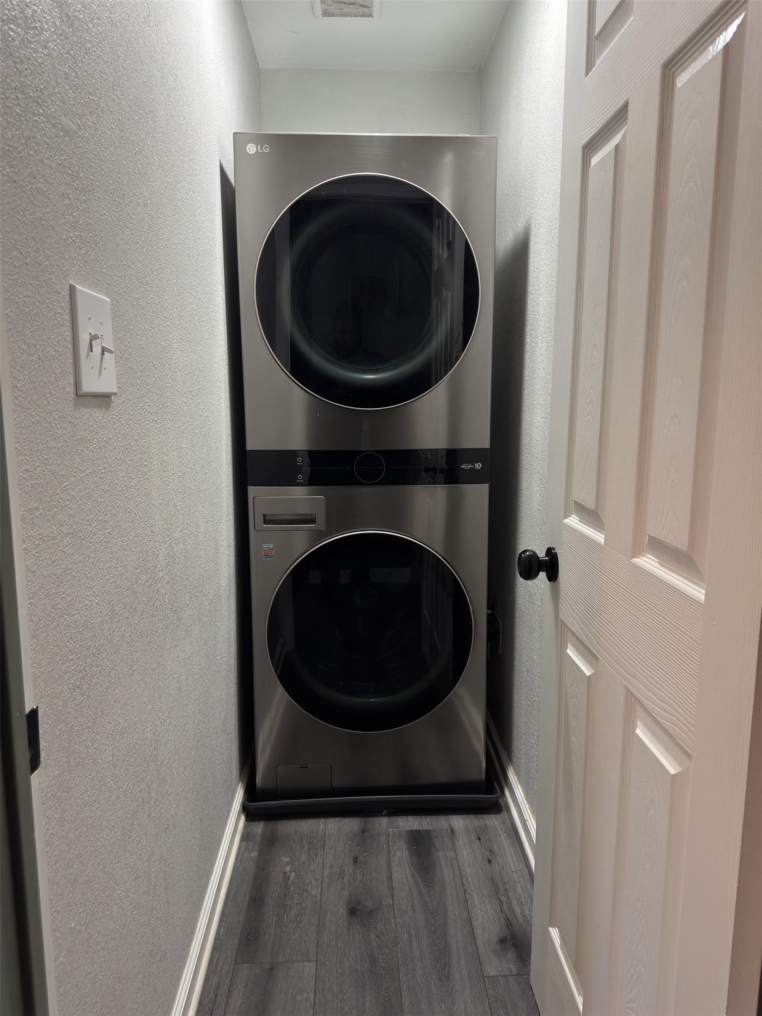 7403 Backstrom Street, Hitchcock, TX 77563 Full size stackable washer/dryer
