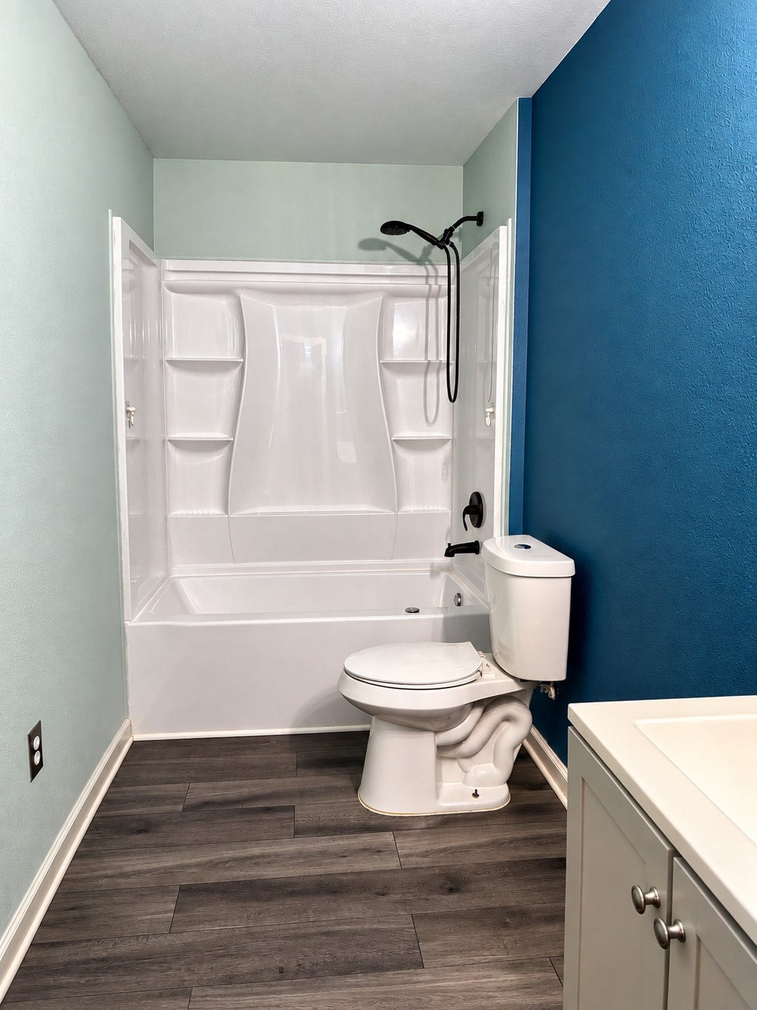 7403 Backstrom Street, Hitchcock, TX 77563 Secondary full bath