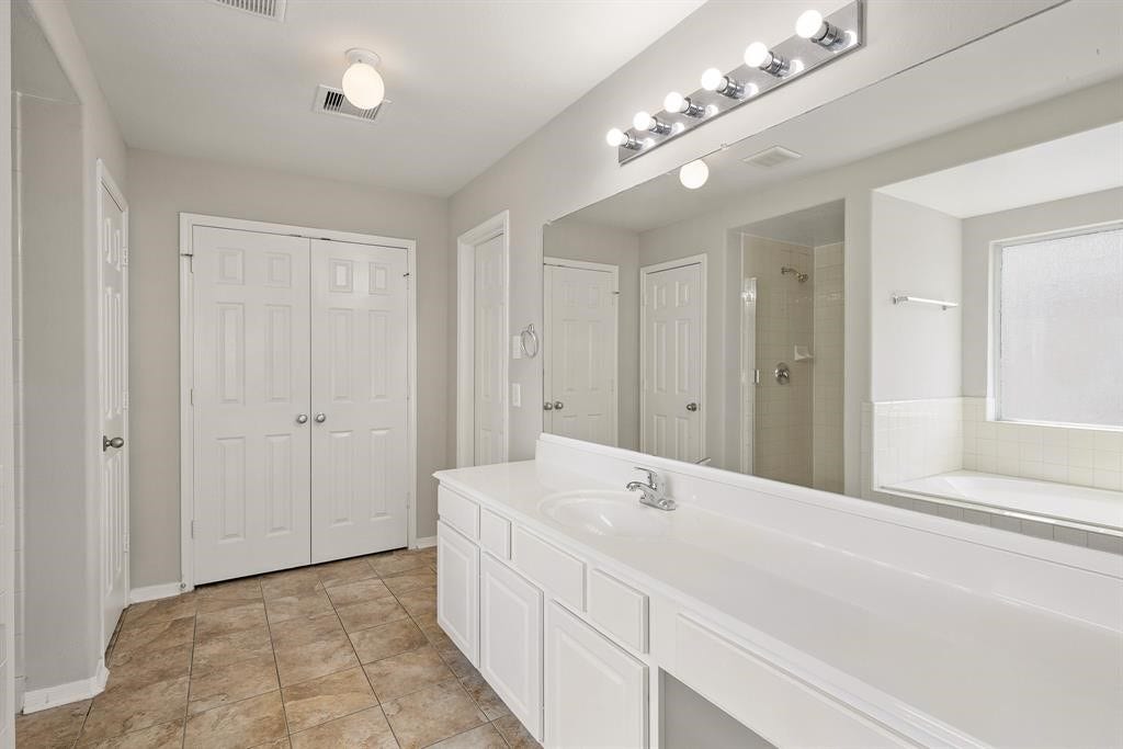 6105 Larrycrest Drive, Pearland, TX 77584 Master Bath