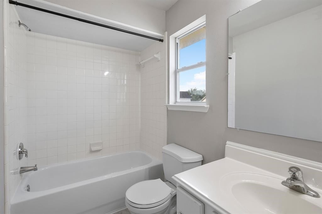 6105 Larrycrest Drive, Pearland, TX 77584 2nd Floor Hall Bath