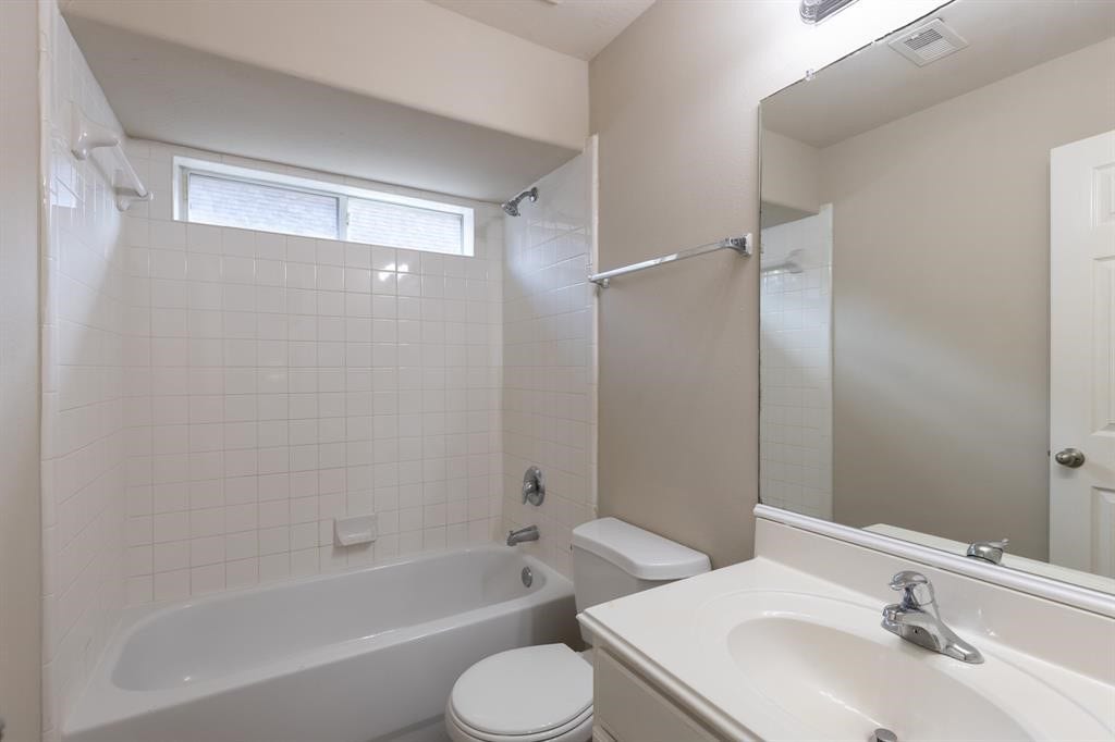 6105 Larrycrest Drive, Pearland, TX 77584 First Floor Hall Bath