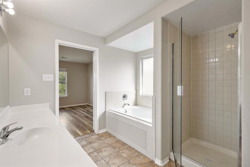 6105 Larrycrest Drive, Pearland, TX 77584 Master Bath