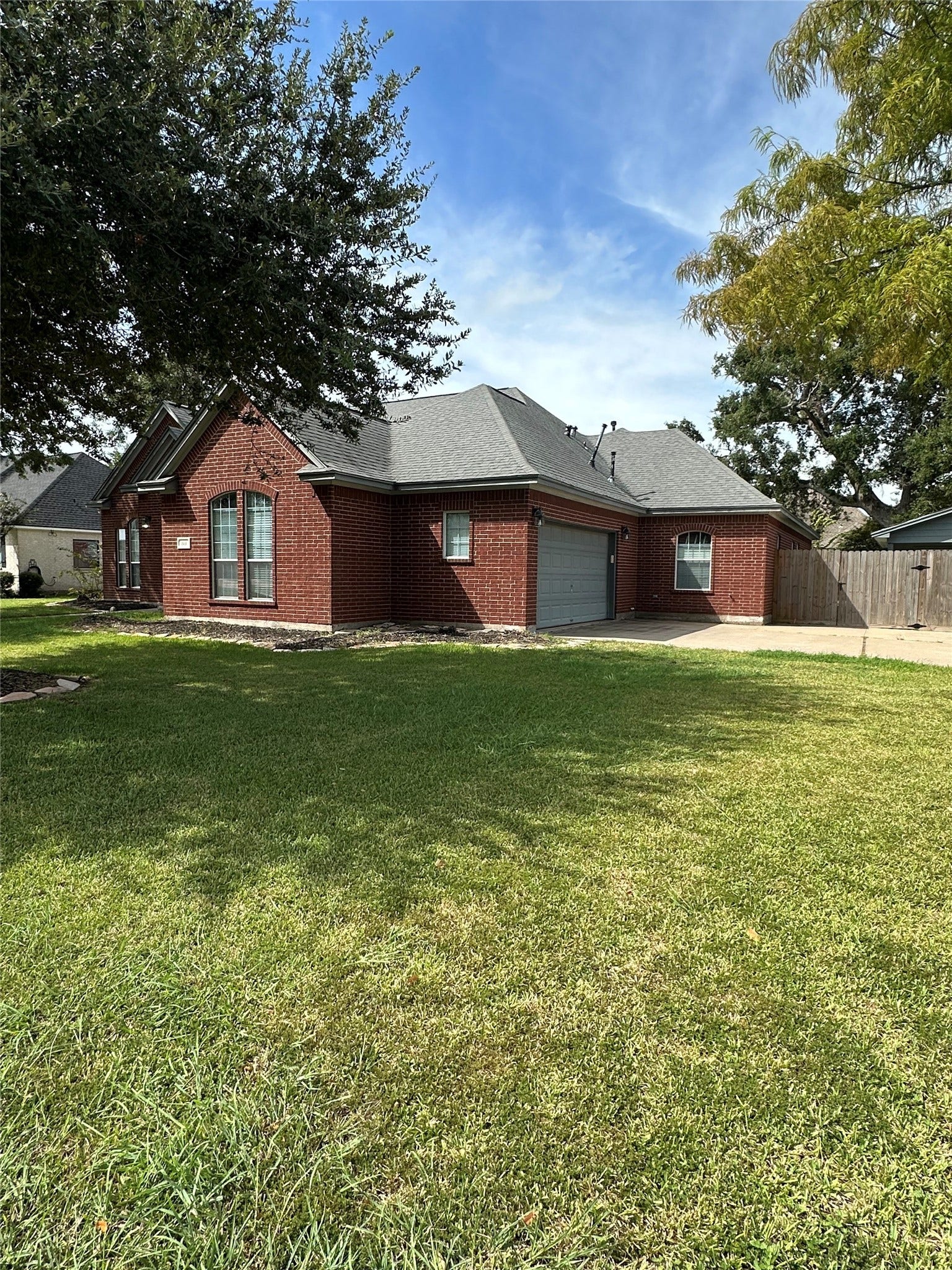 101 Mallard Drive, Clute, TX 77531 Corner lot featuring a spacious side-entrance two-car garage. This property offers excellent curb appeal and convenient access, perfectly blending functionality with its prime positioning.