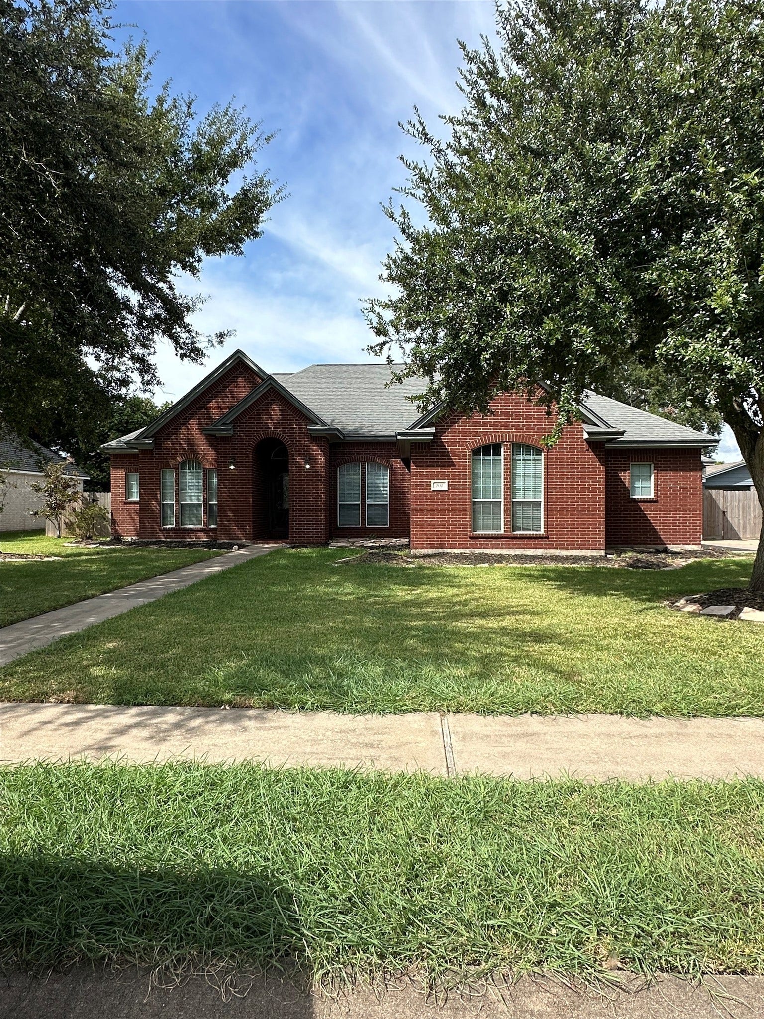 101 Mallard Drive, Clute, TX 77531 Beautiful all-brick single-story home situated on a prime corner lot. This residence features a spacious layout and the convenience of an attached two-car garage. Perfect for those seeking low-maintenance living with timeless curb appeal and extra outdoor space.