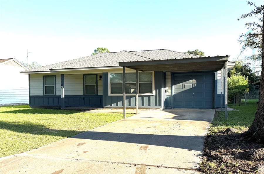 Property photo for 1105 Woodbine Drive, West Columbia, TX
