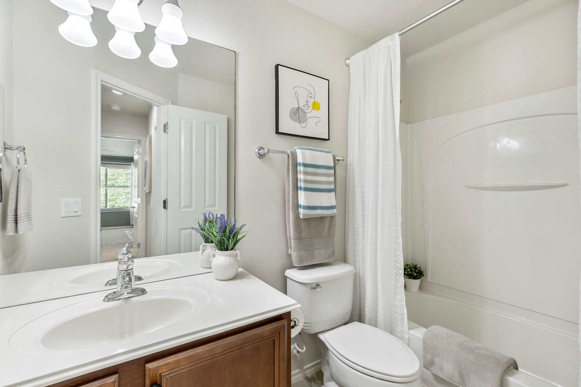 13600 Breton Ridge Street, #11A, Houston, TX 77070 The inviting 2nd full bathroom features a vanity with seamless sink, cabinet storage and a tub / shower combination.