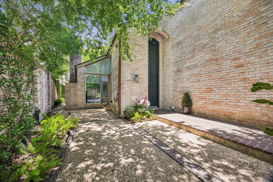 Property photo for 4 River Hollow Lane, Houston, TX