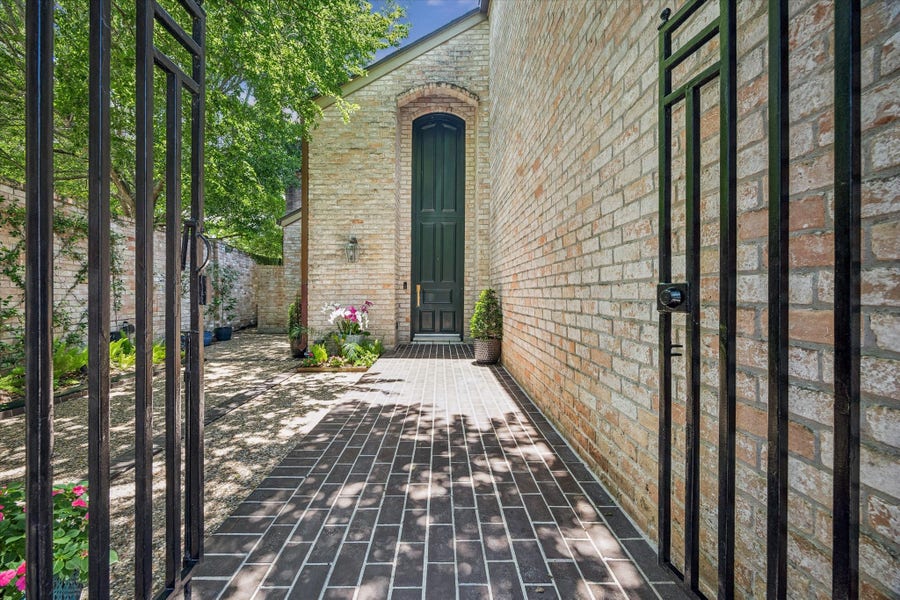 Property photo for 4 River Hollow Lane, Houston, TX