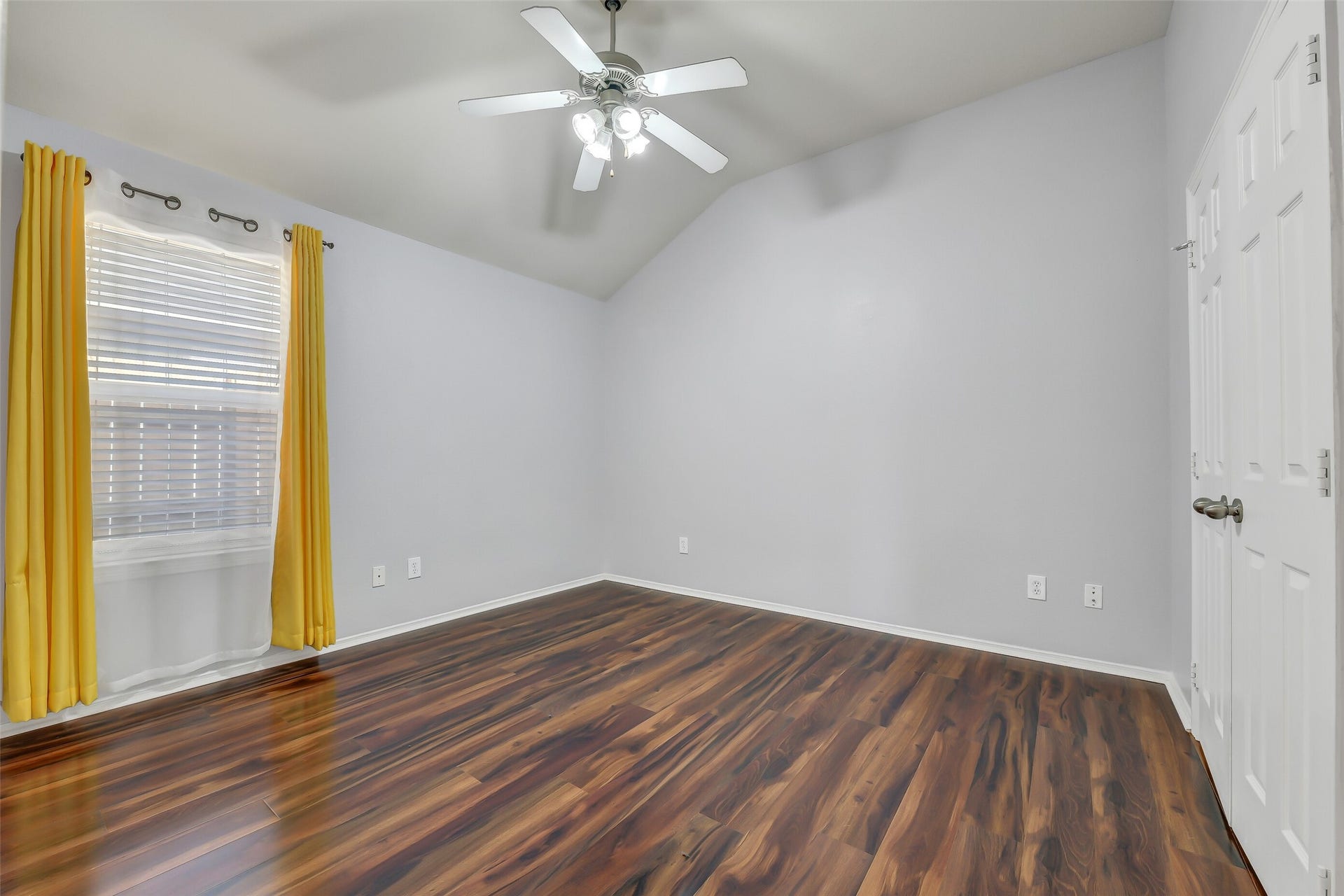 706 St Croix Street, Alvin, TX 77511 Middle bedroom