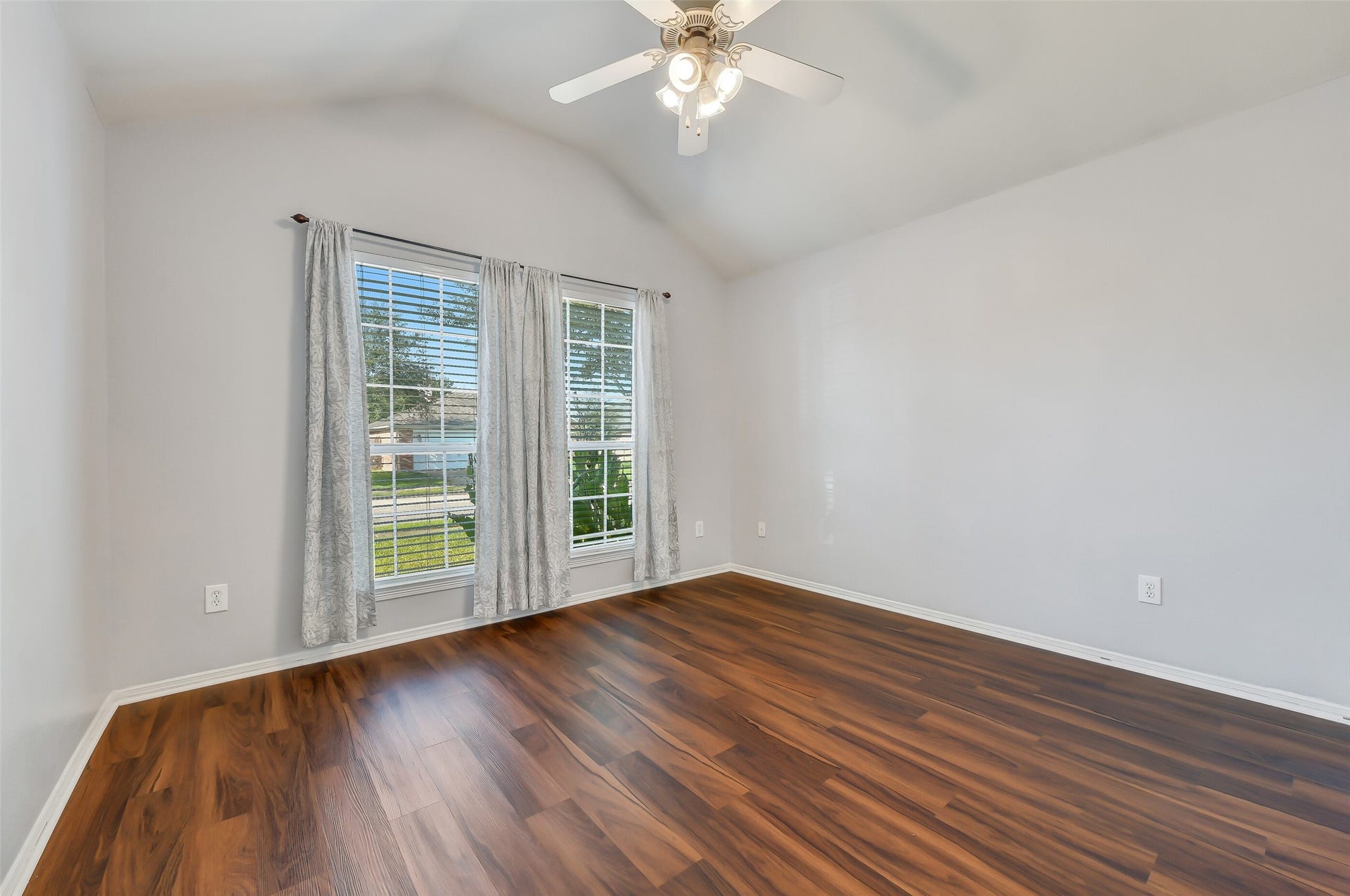 706 St Croix Street, Alvin, TX 77511 Front bedroom