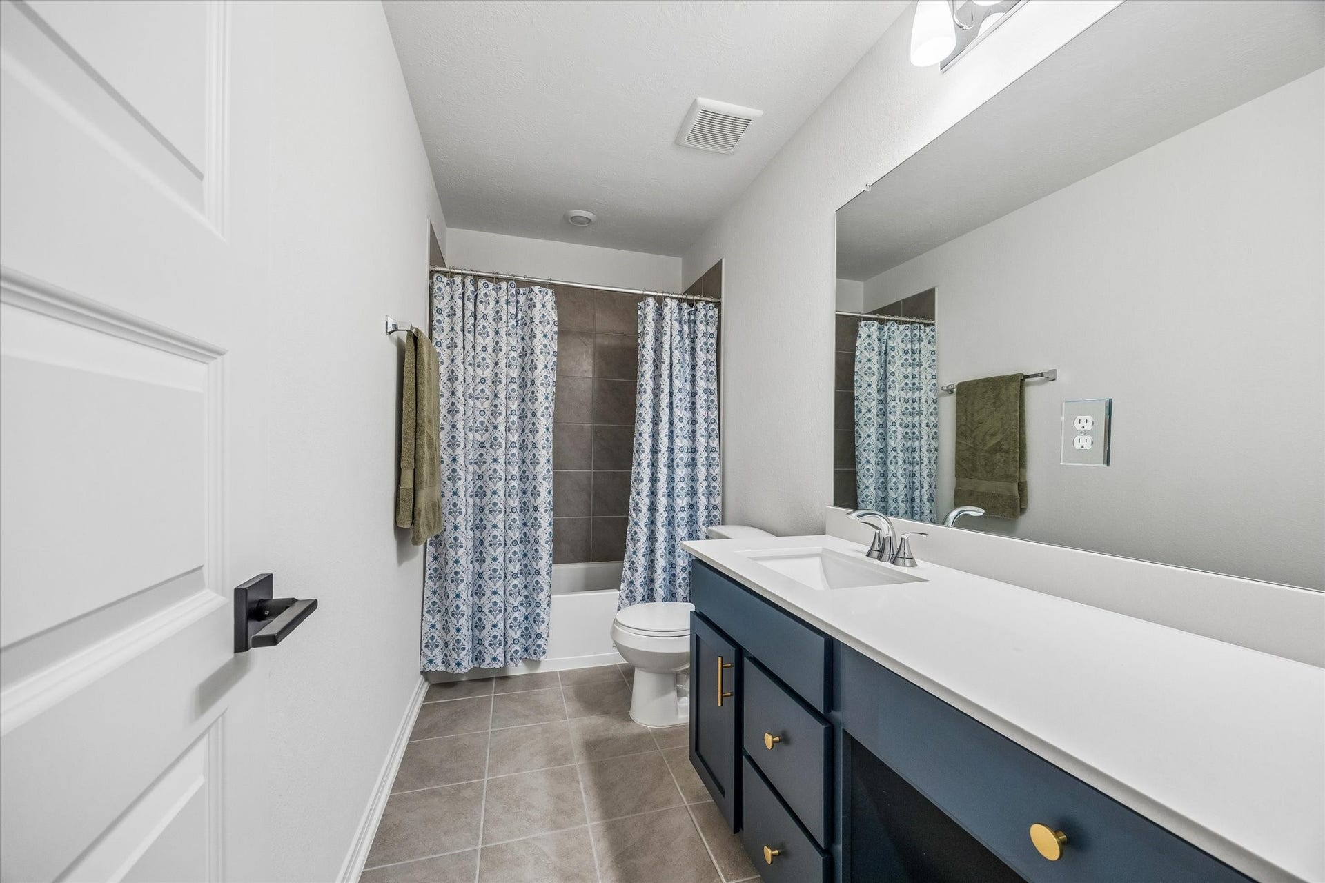 2852 Grand Anse Drive, Katy, TX 77493 Full secondary bathroom featuring an extended vanity with generous counter space and a tub/shower combination.