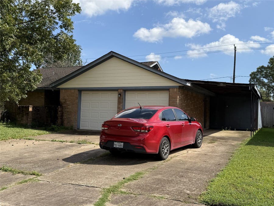 Property photo for 901 Regency Drive, Deer Park, TX