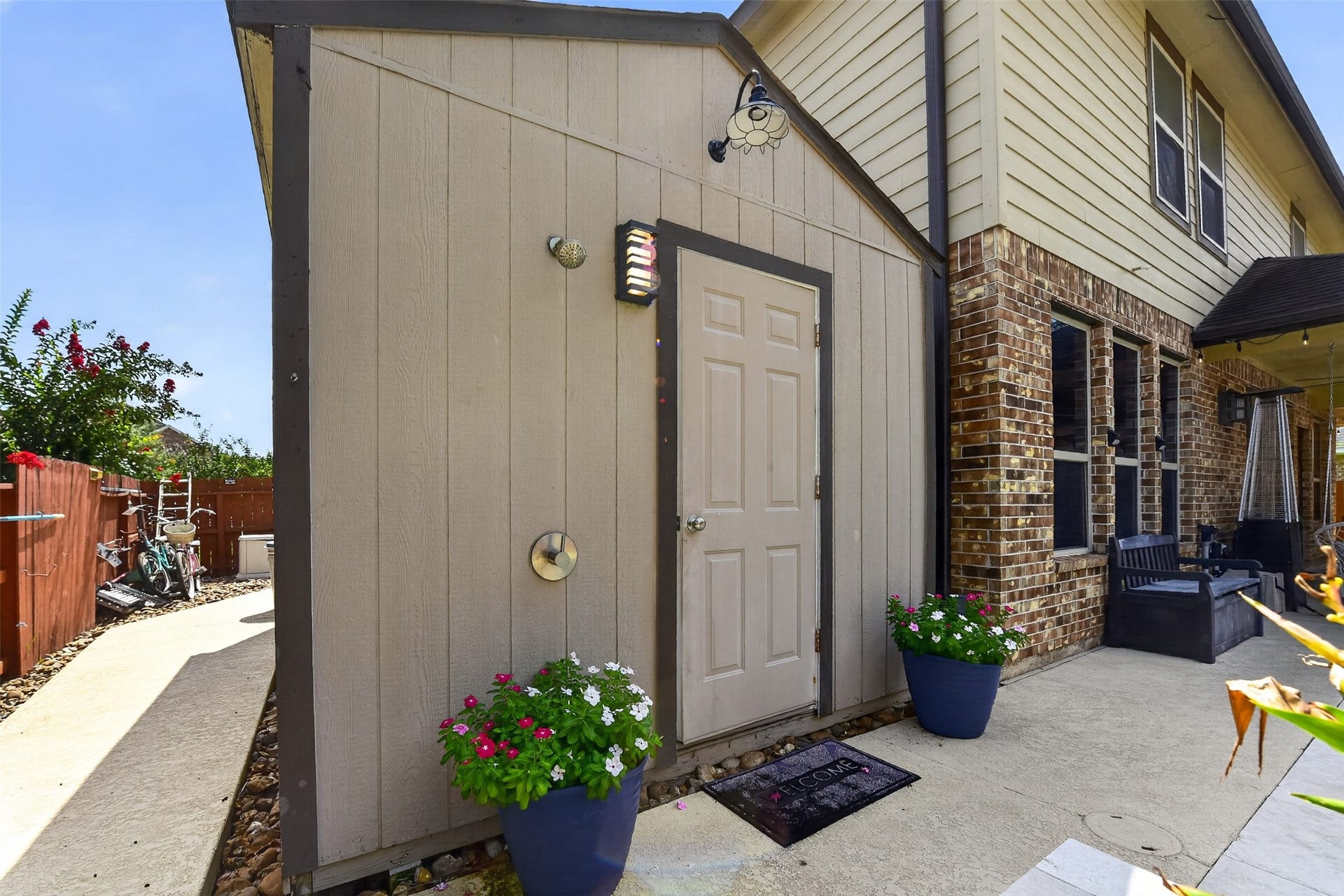 Detached in law suite with outside shower!