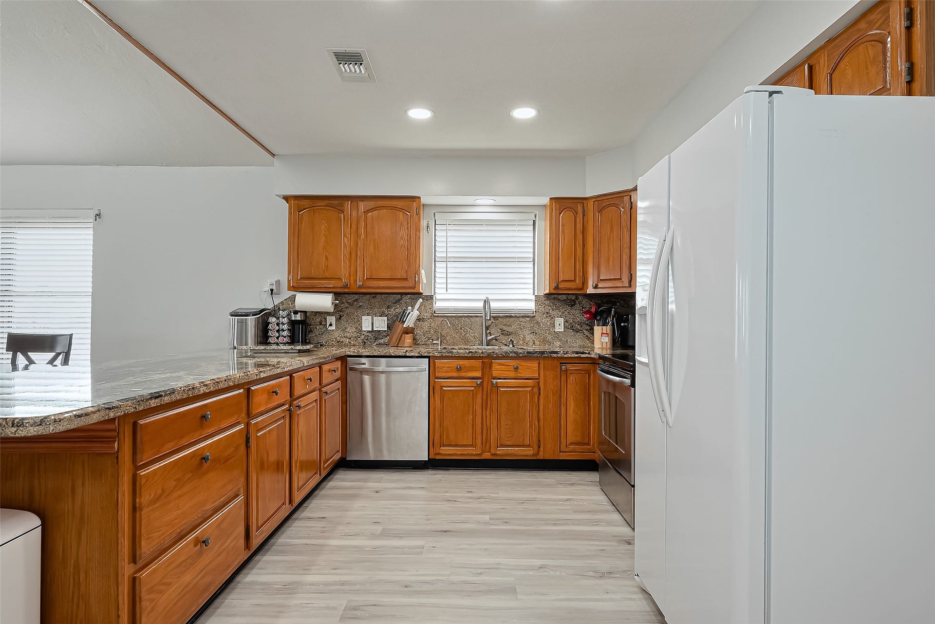 210 Sampan Drive, Tiki Island, TX 77554 210 Sampan Drive, Tiki Island, TX 77554