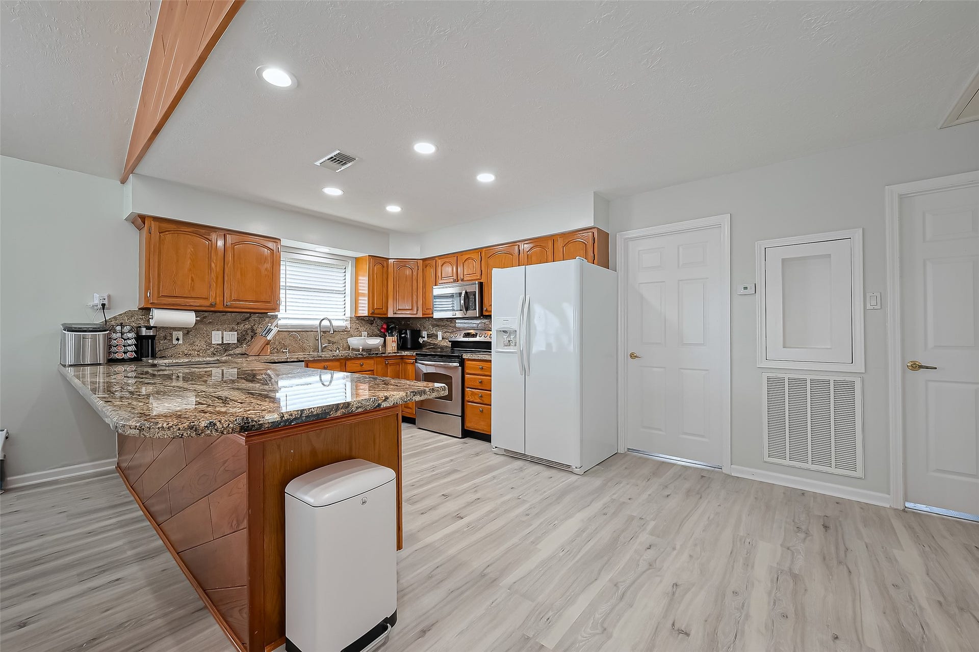 210 Sampan Drive, Tiki Island, TX 77554 210 Sampan Drive, Tiki Island, TX 77554